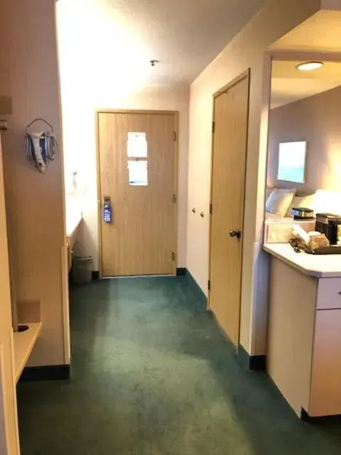 Bedroom in Shilo Inn Mammoth Lakes Bedroom in Shilo Inn Mammoth Lakes