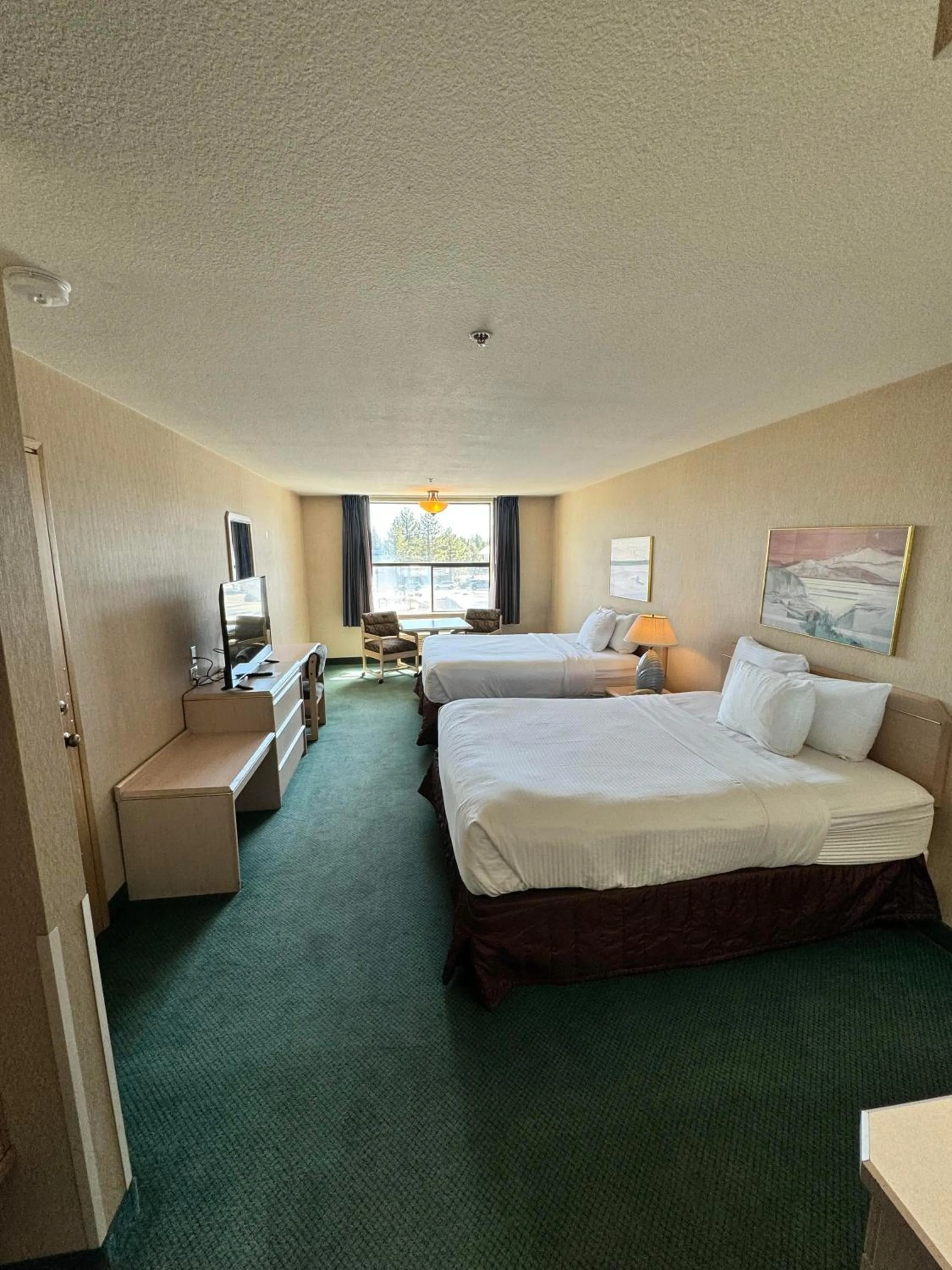 Photo of the whole room, Bed in Shilo Inn Mammoth Lakes