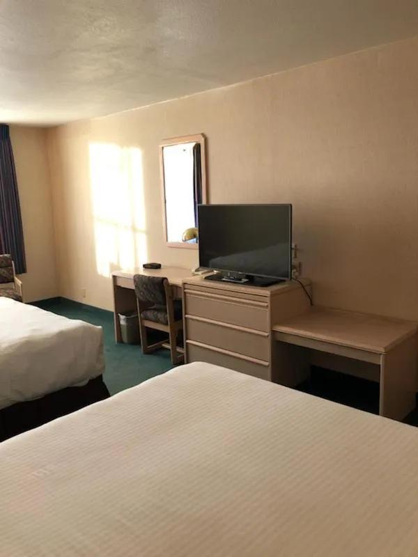 TV and multimedia, Bed in Shilo Inn Mammoth Lakes