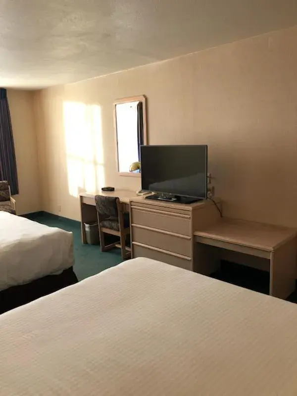 TV and multimedia, Bed in Shilo Inn Mammoth Lakes TV and multimedia, Bed in Shilo Inn Mammoth Lakes