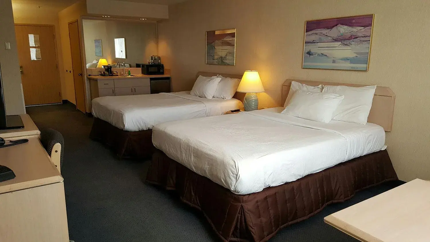 Photo of the whole room, Bed in Shilo Inn Mammoth Lakes Photo of the whole room, Bed in Shilo Inn Mammoth Lakes