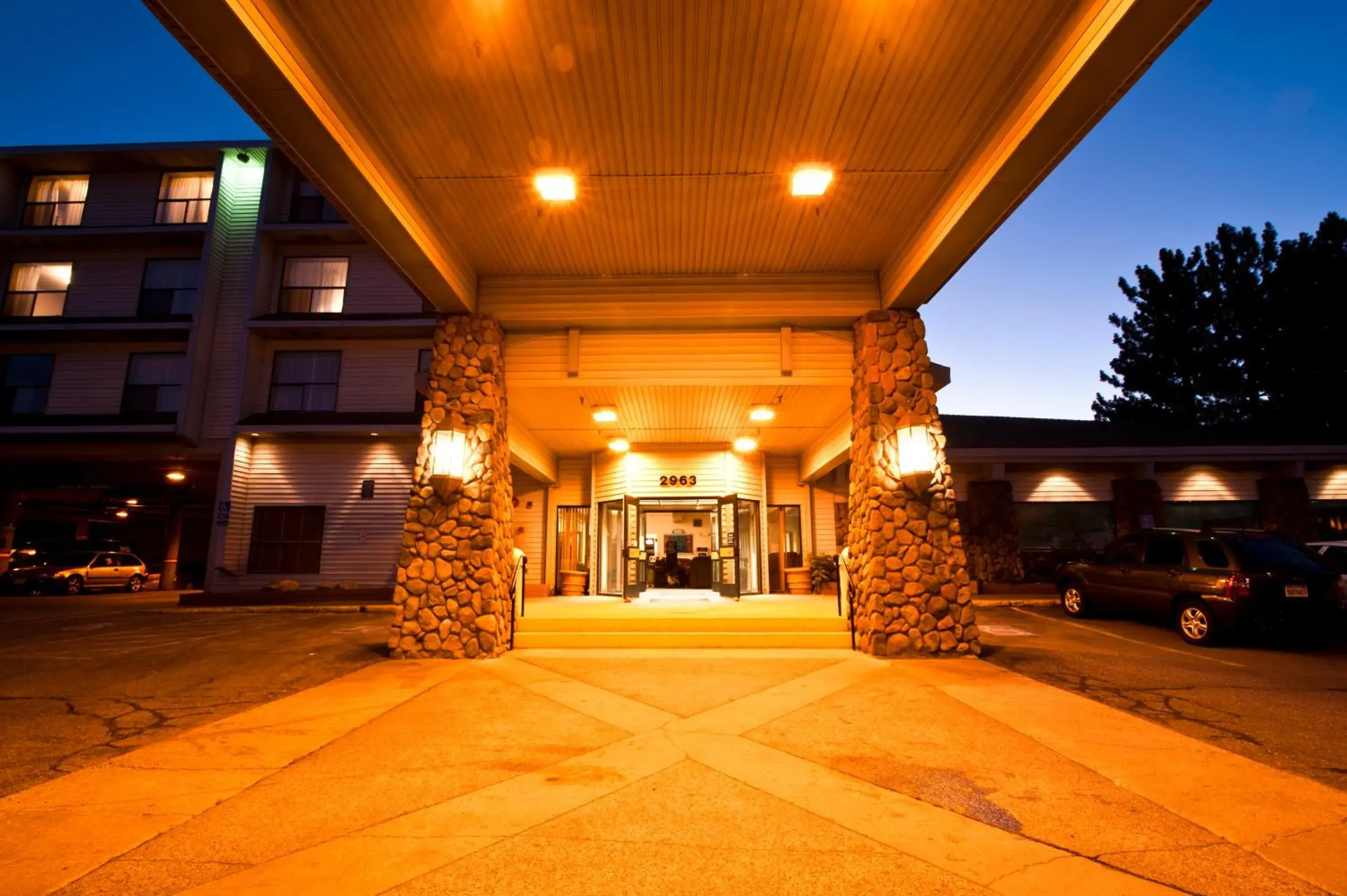Facade/entrance in Shilo Inn Mammoth Lakes Facade/entrance in Shilo Inn Mammoth Lakes