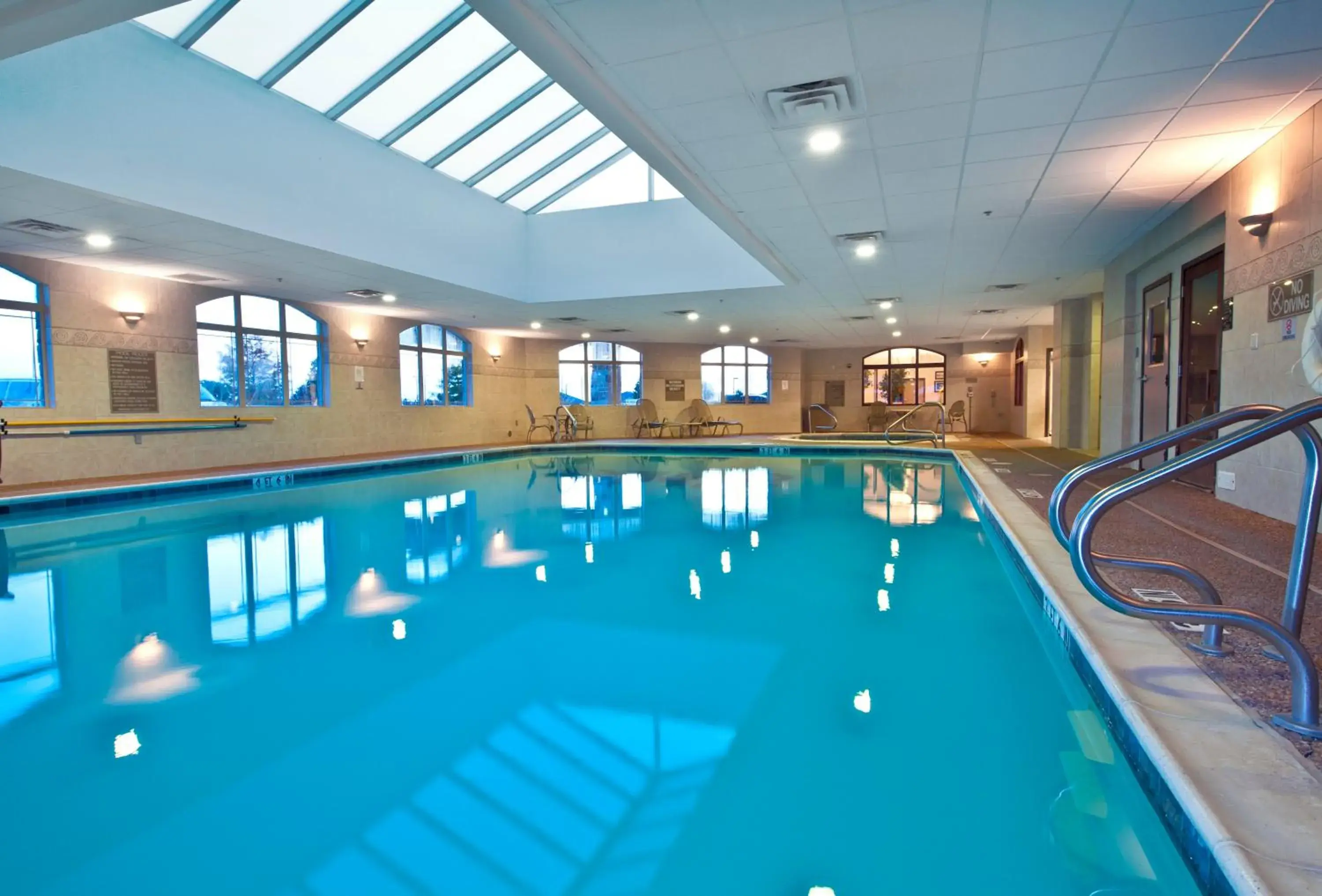 Swimming pool in Shilo Inn Killeen Swimming pool in Shilo Inn Killeen