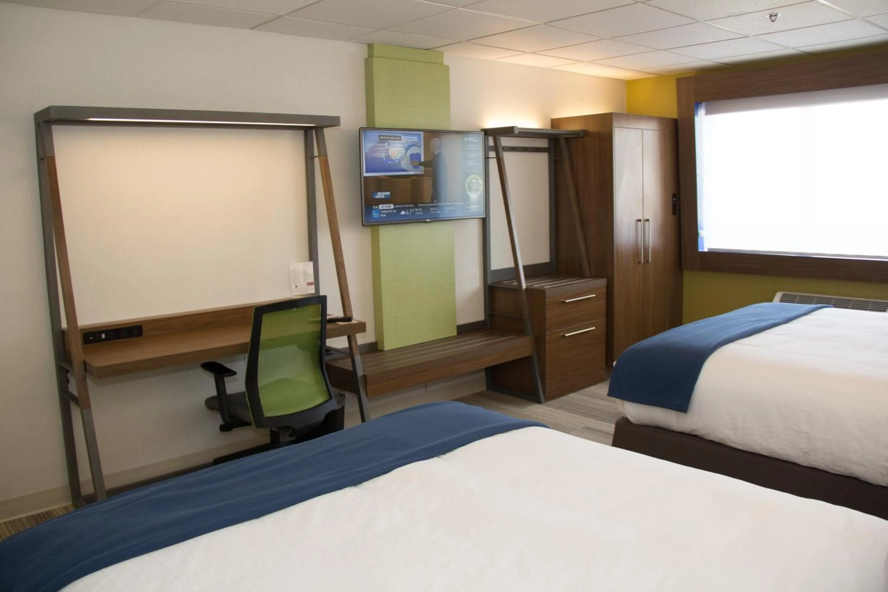 Photo of the whole room, Bed in Holiday Inn Express Salt Lake City Downtown by IHG