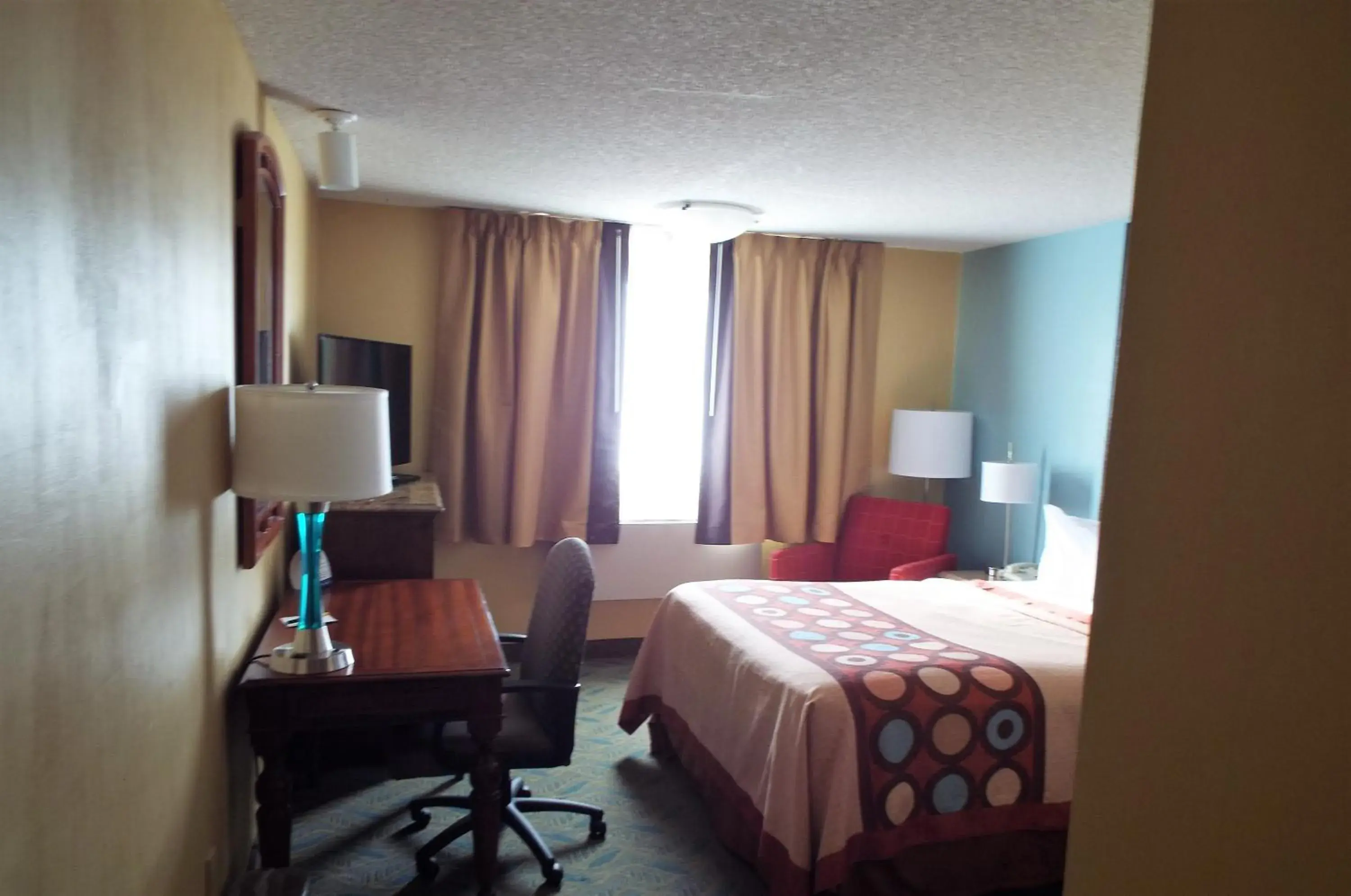 Living room, Bed in Super 8 by Wyndham Casper East/Evansville