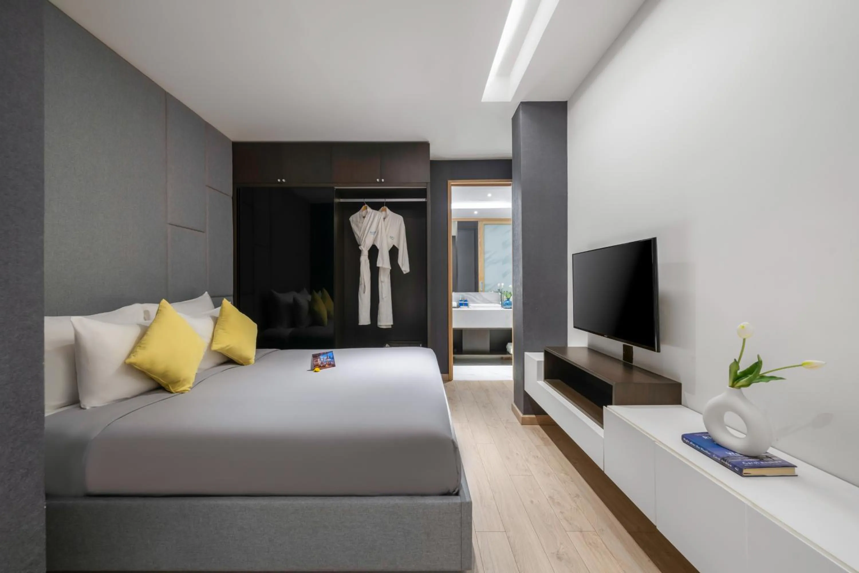 Communal lounge/ TV room, Bed in Satya Da Nang Hotel Han Market