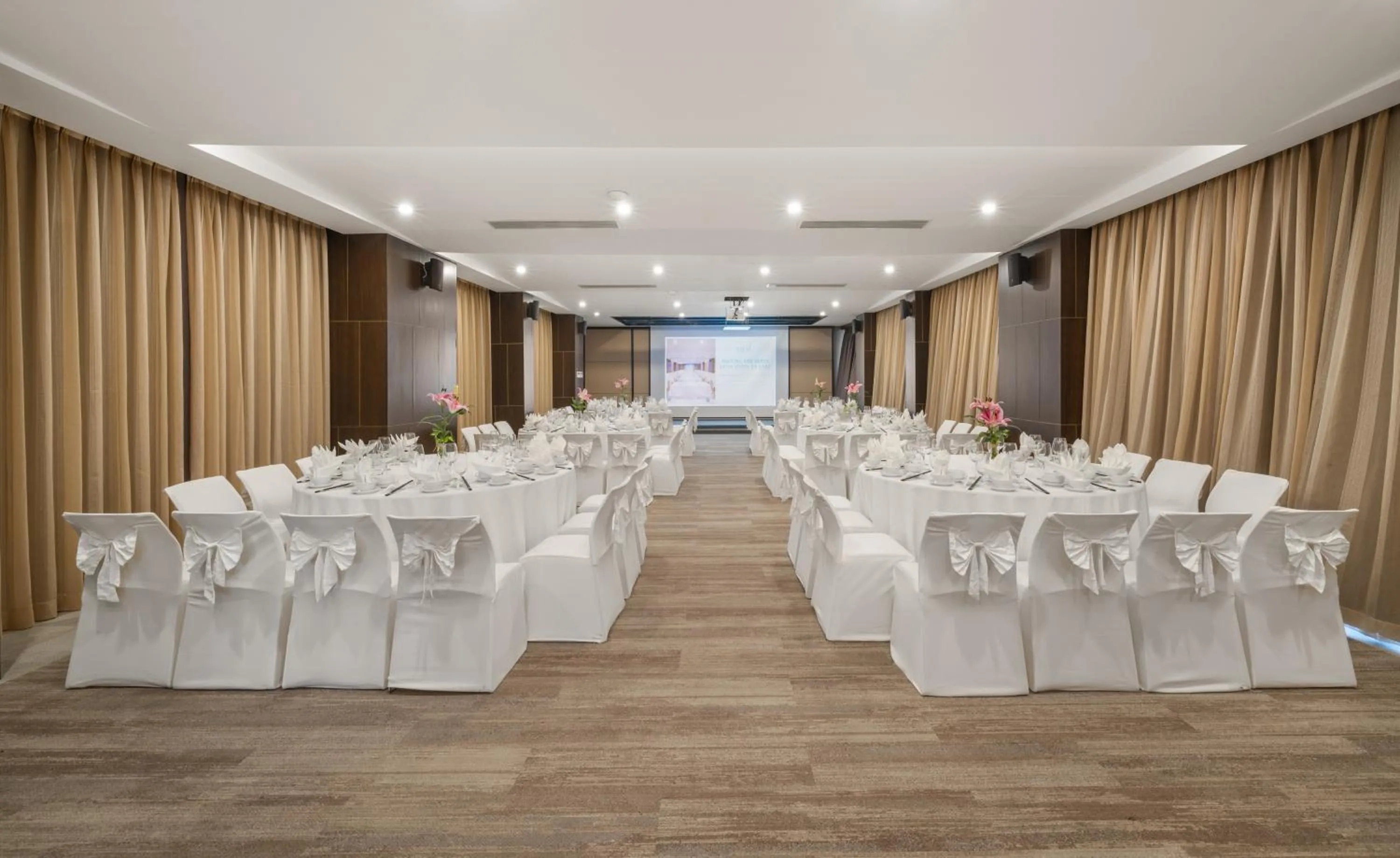 Restaurant/places to eat in Satya Da Nang Hotel Han Market