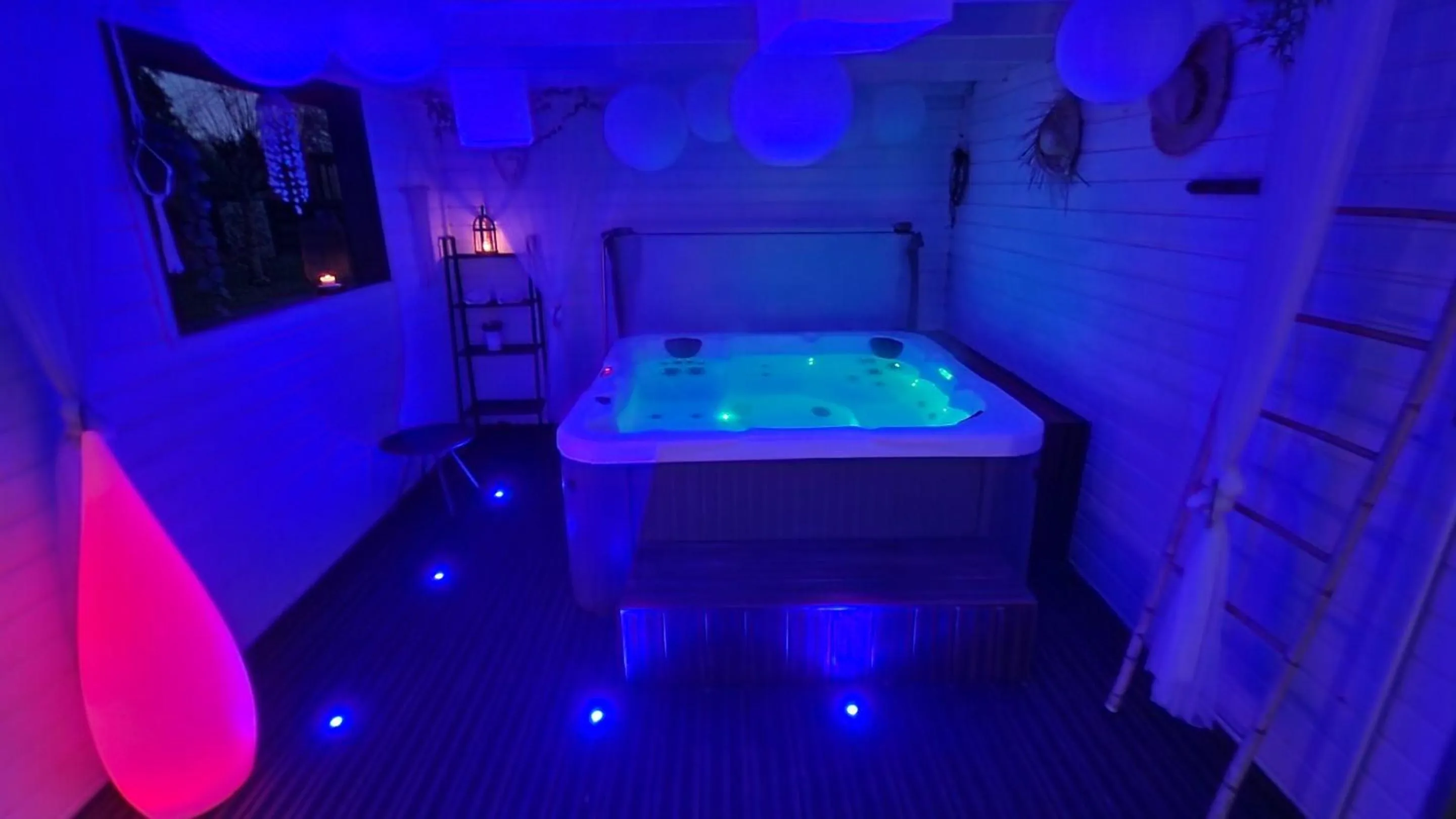 Hot Tub in La Douce Escapade