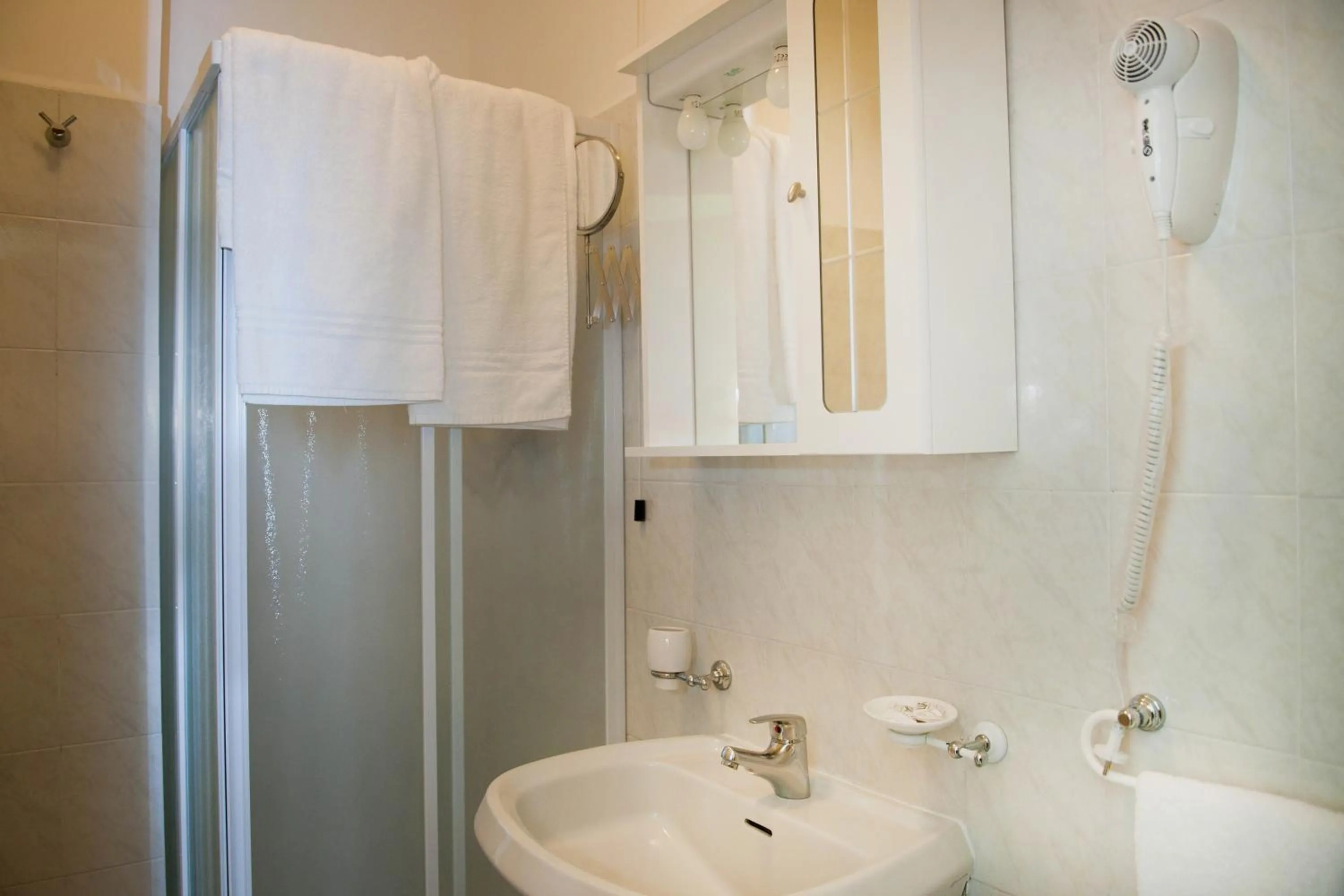 Bathroom in Hotel Centrale di Paolo e Cinzia