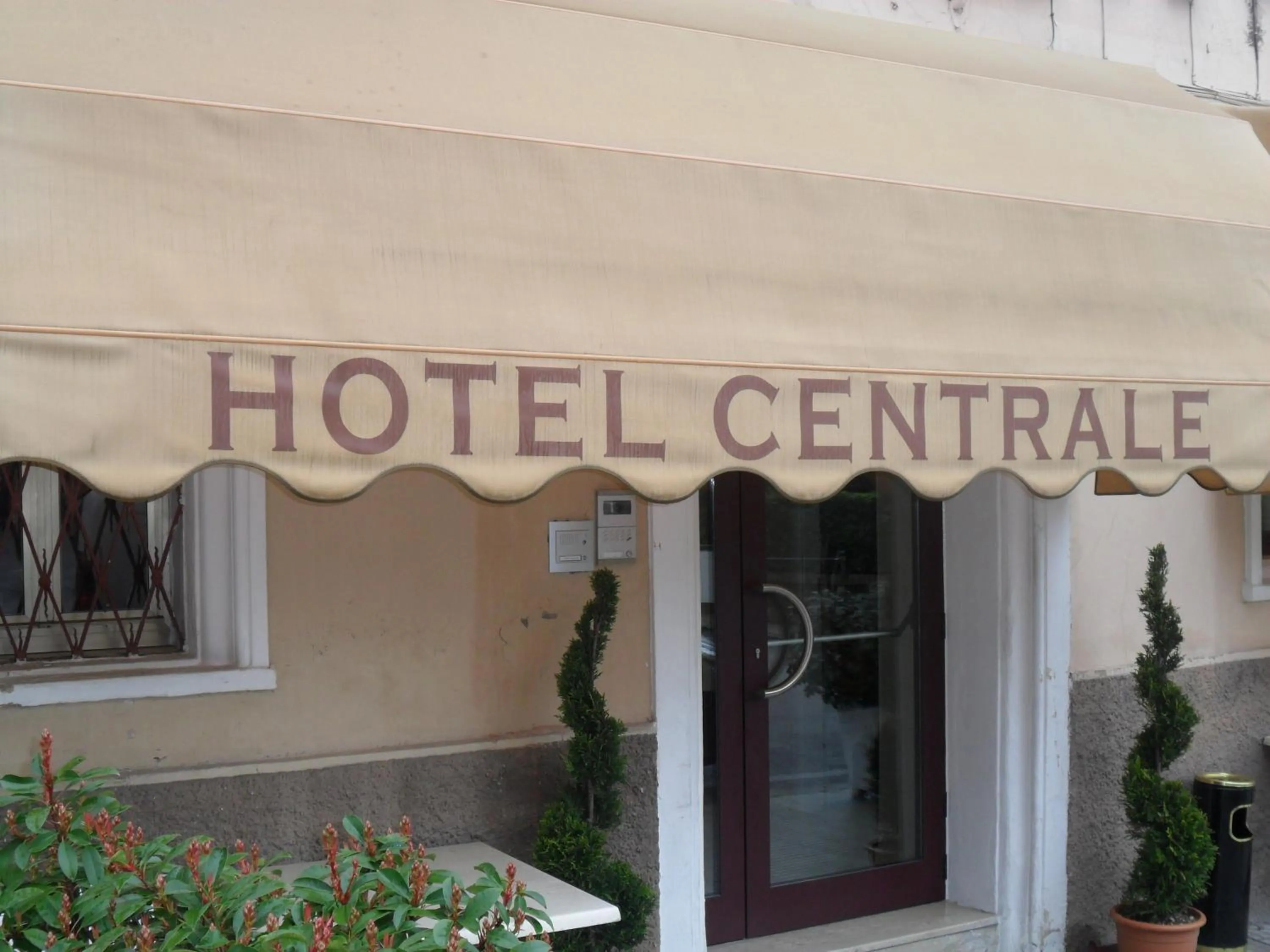 Facade/entrance in Hotel Centrale di Paolo e Cinzia