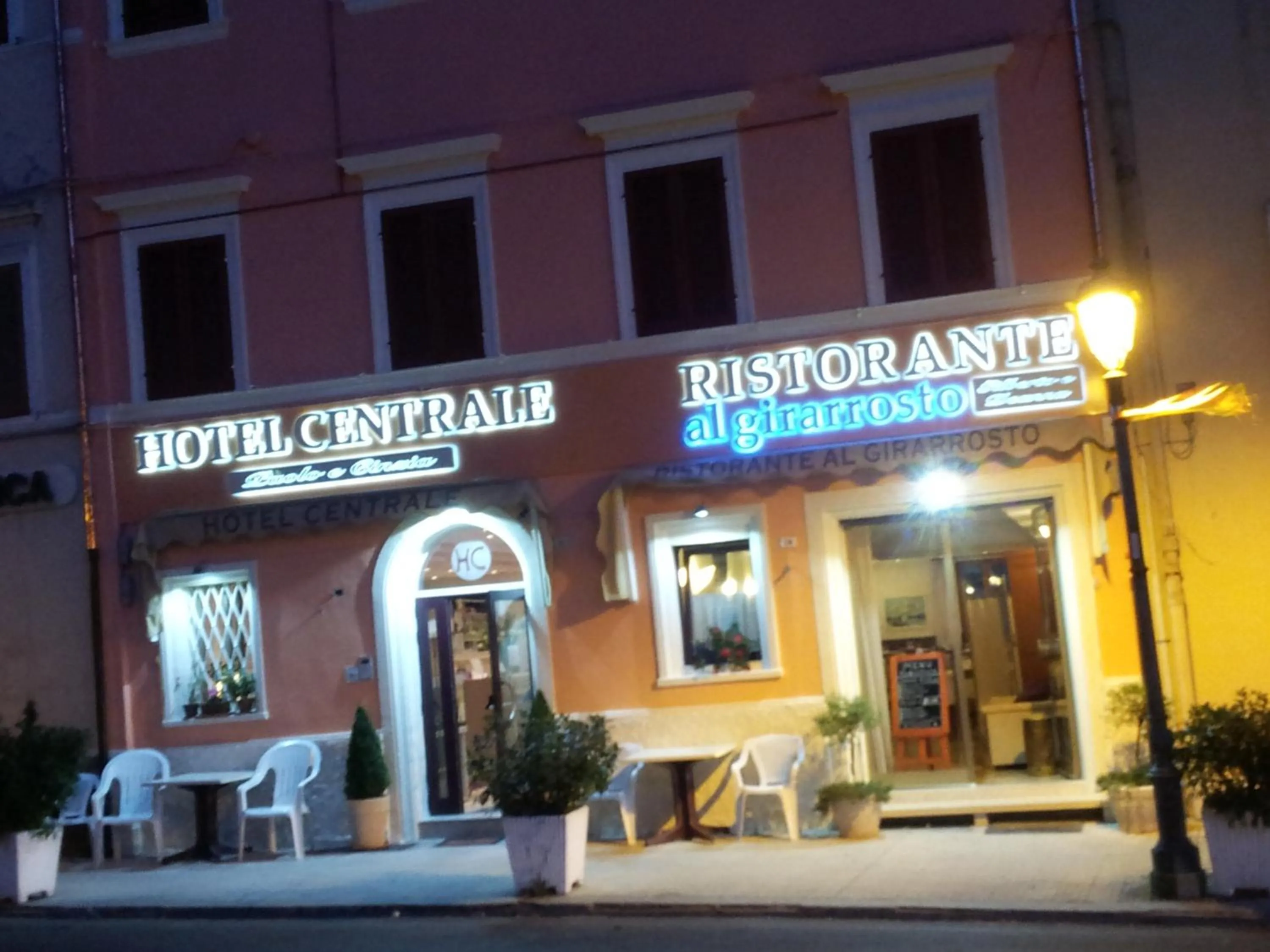 Facade/entrance in Hotel Centrale di Paolo e Cinzia