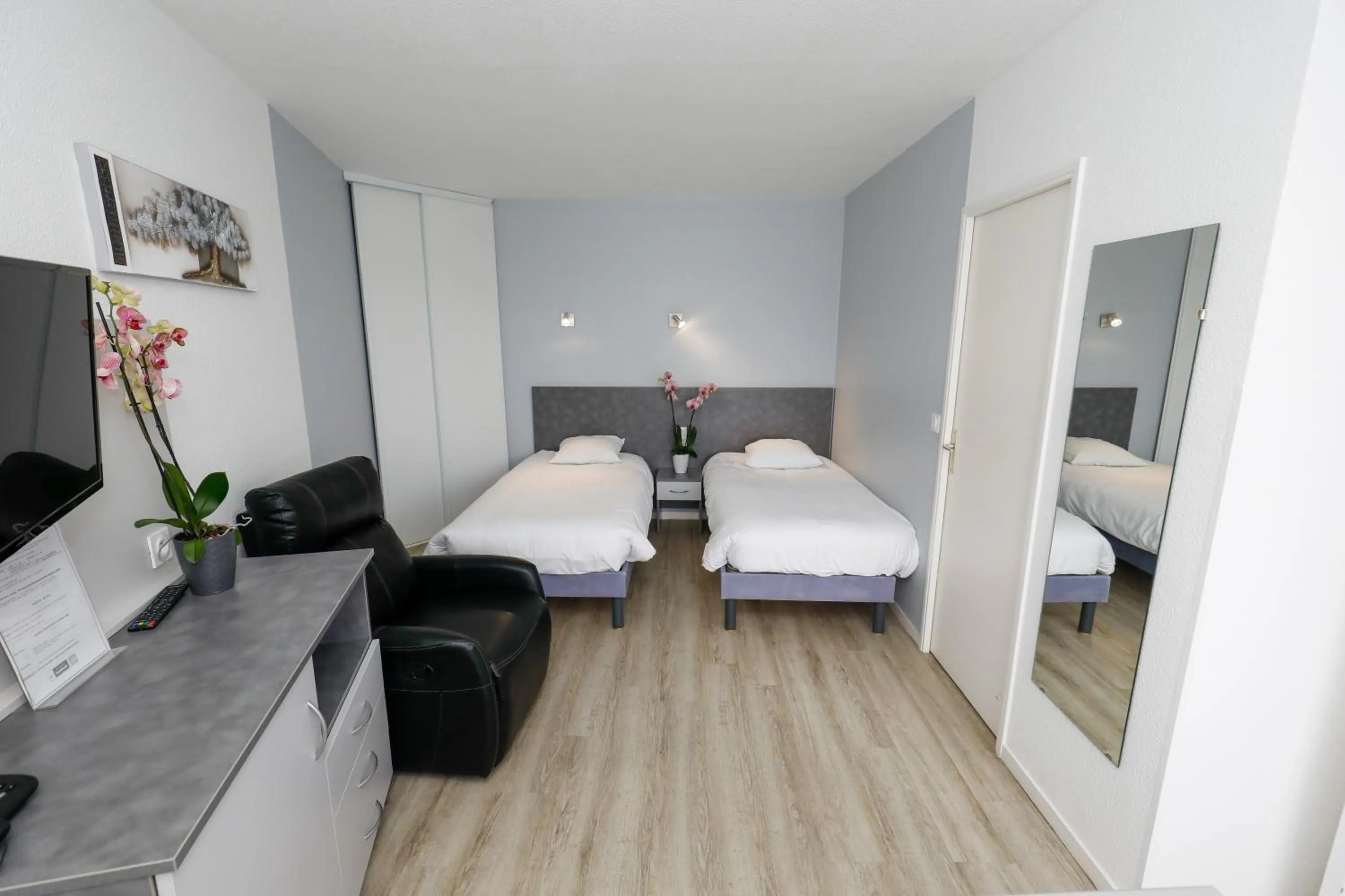 Photo of the whole room, Bed in LES TERRASSES DE BORDA***