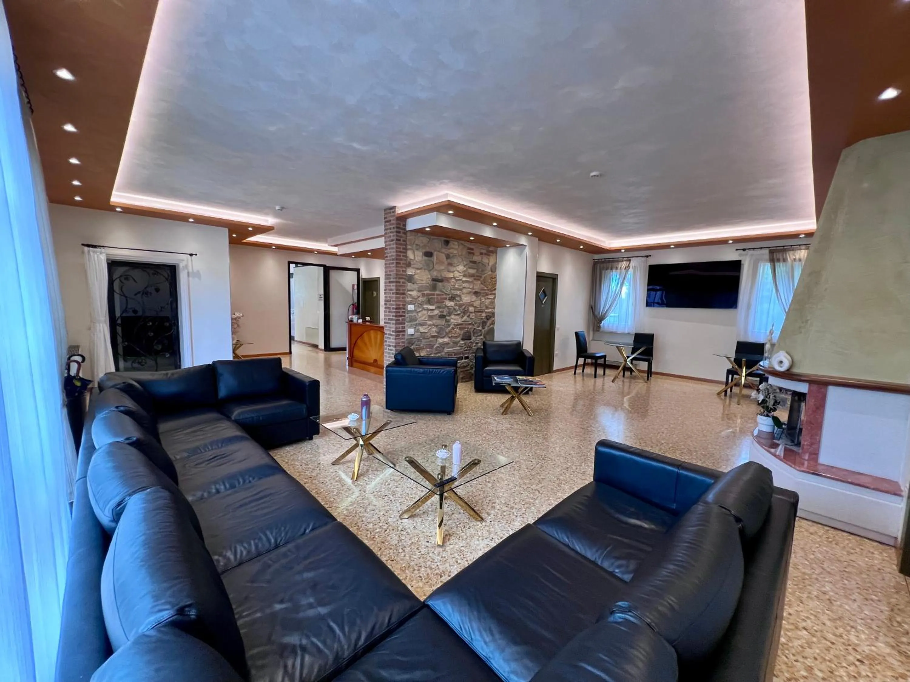 Communal lounge/ TV room in Cà Rocca Relais