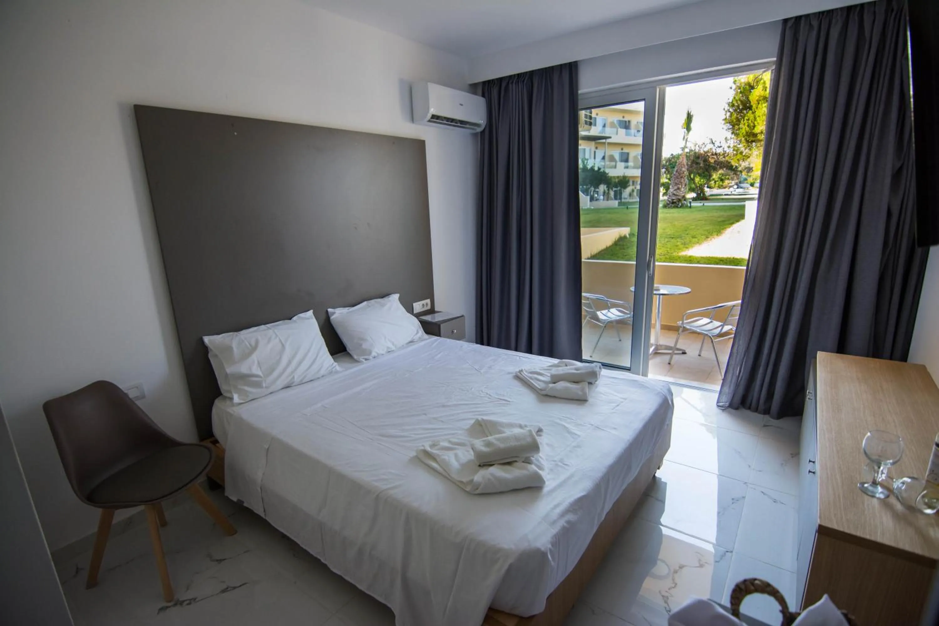 Garden view, Bed in Olive Garden Hotel