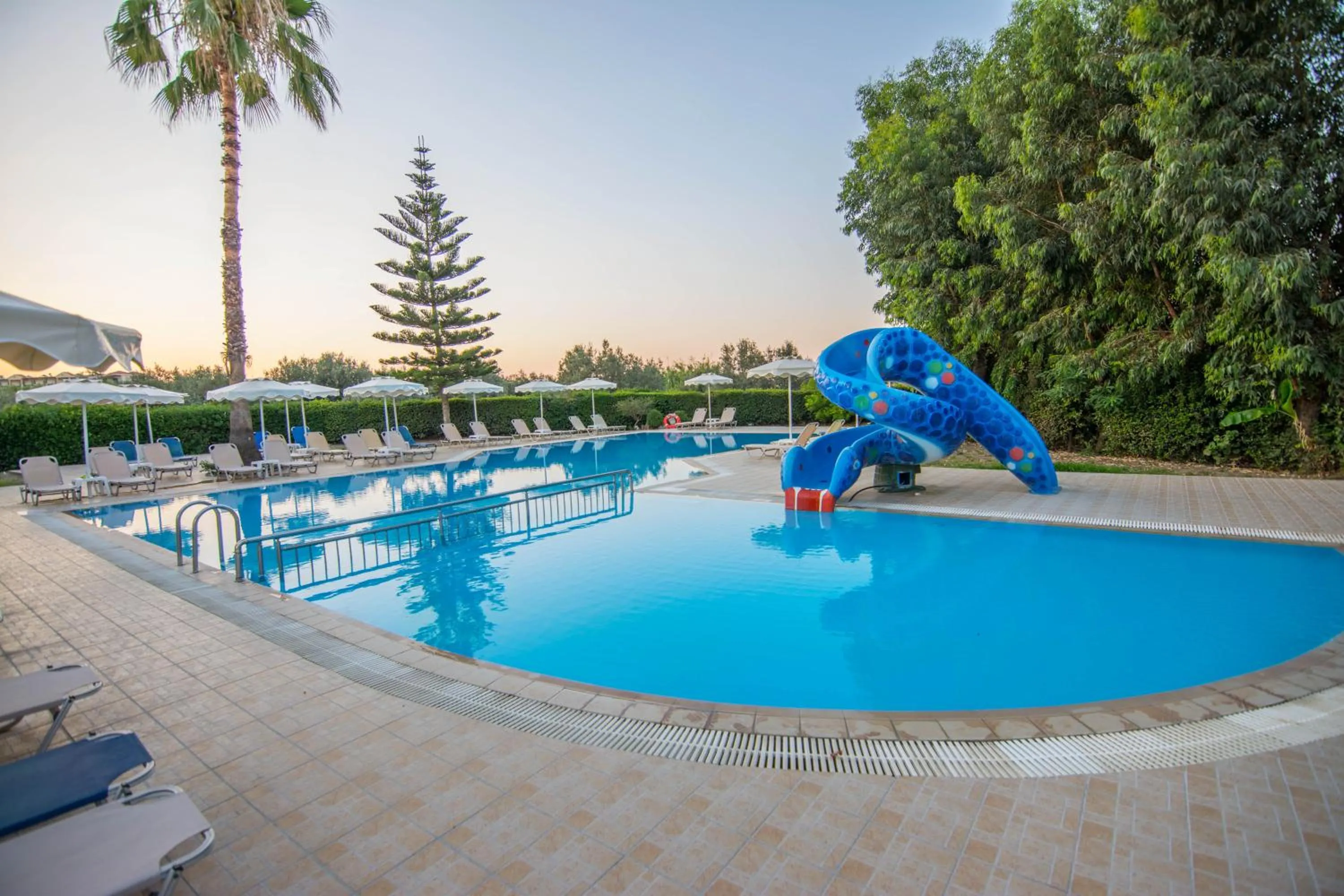 Swimming pool in Olive Garden Hotel