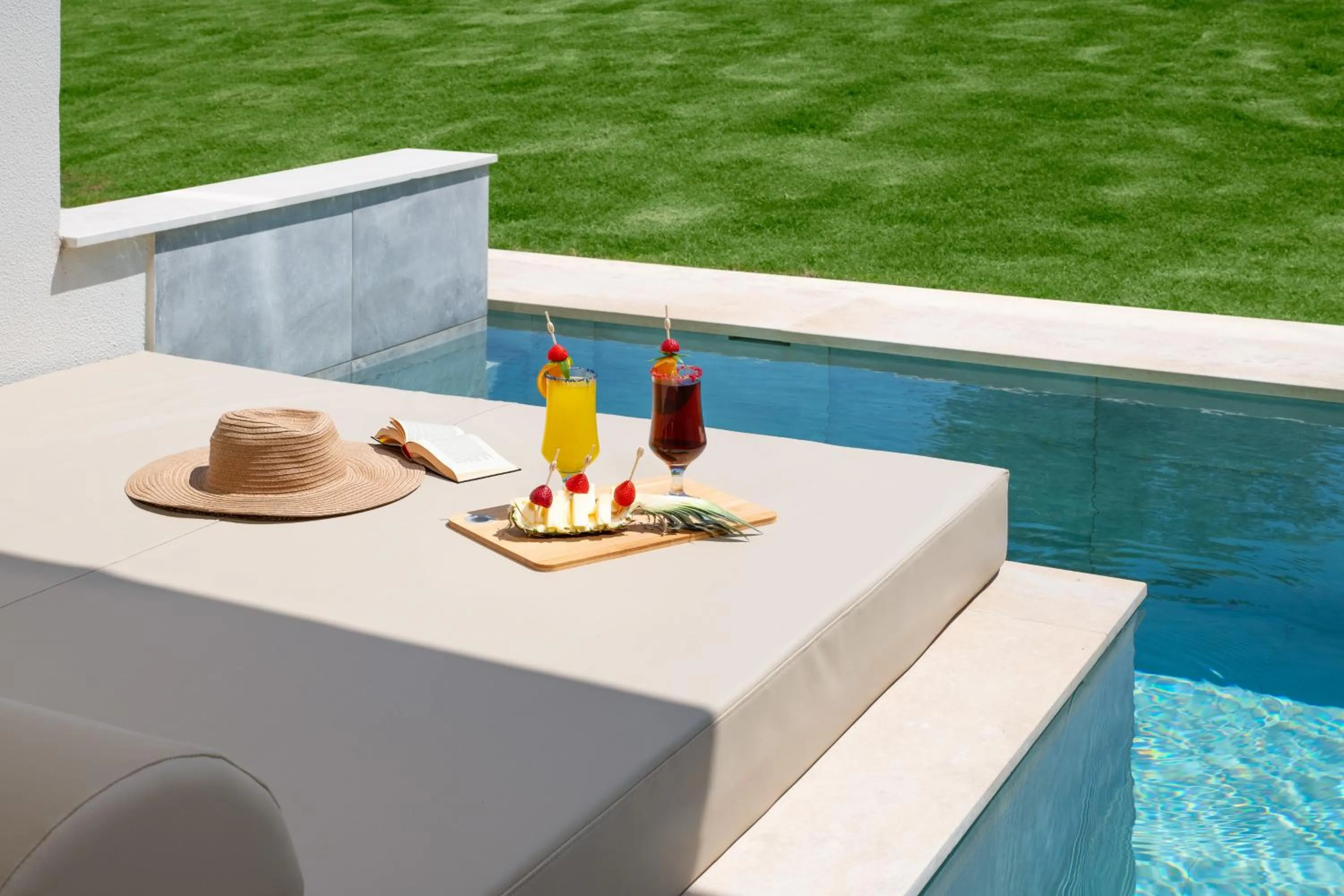 Swimming pool in Olive Garden Hotel