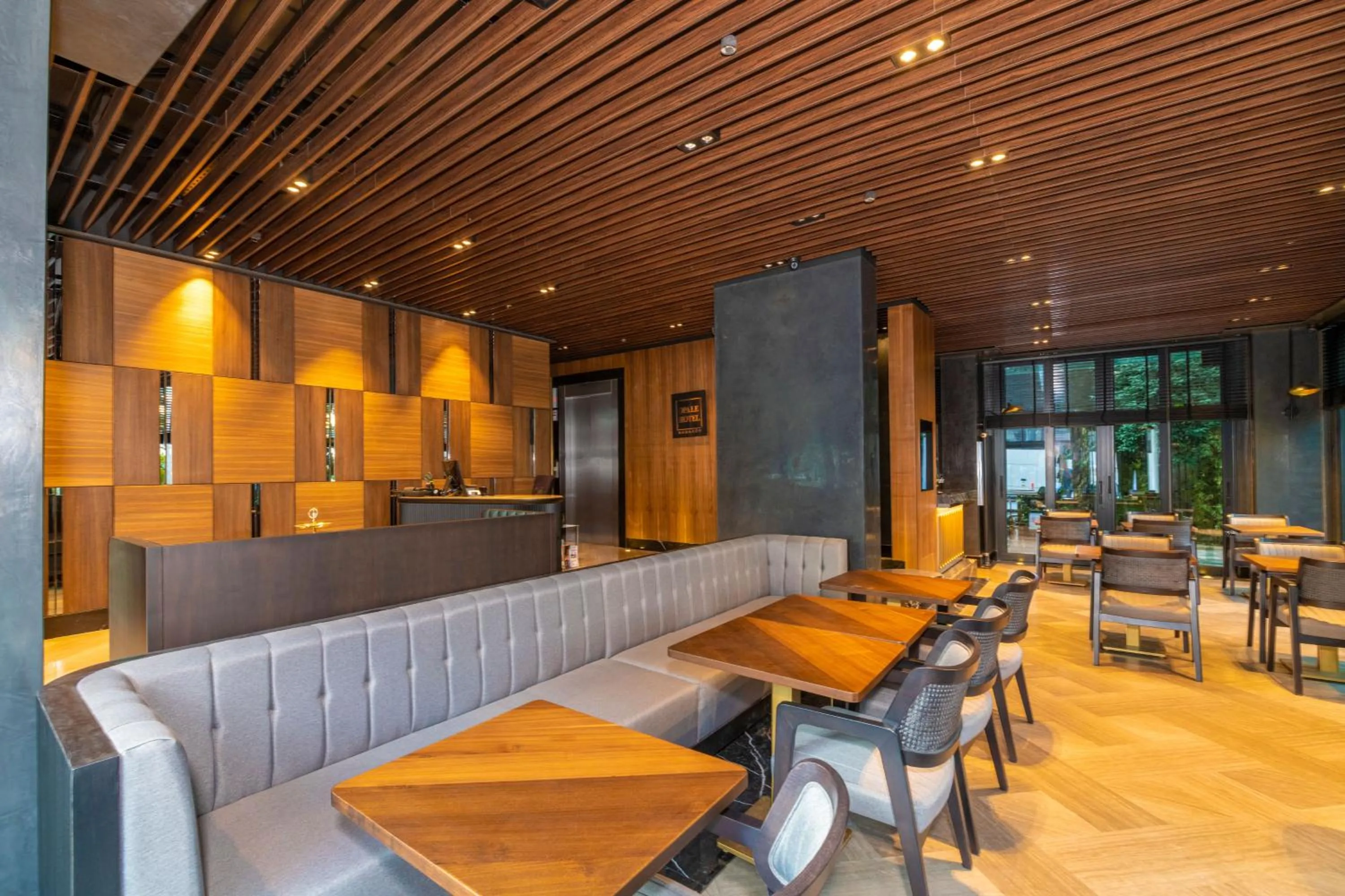 Restaurant/places to eat in Opale Hotel