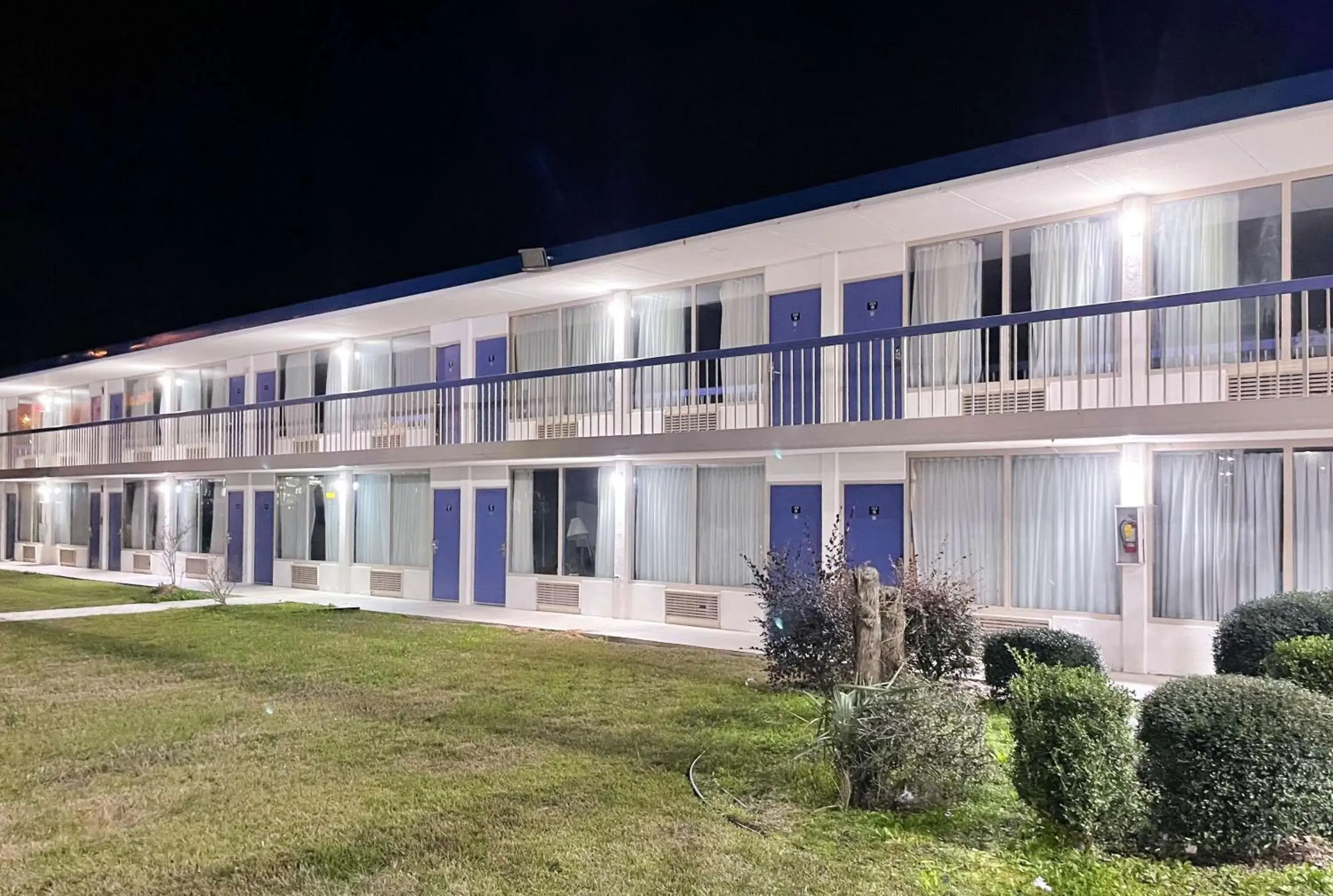 Property building in Motel 6 Marianna, FL Property building in Motel 6 Marianna, FL