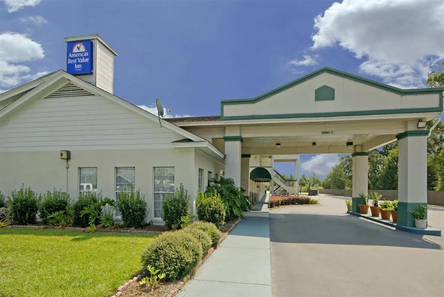 Property building in Motel 6 Marianna, FL Property building in Motel 6 Marianna, FL