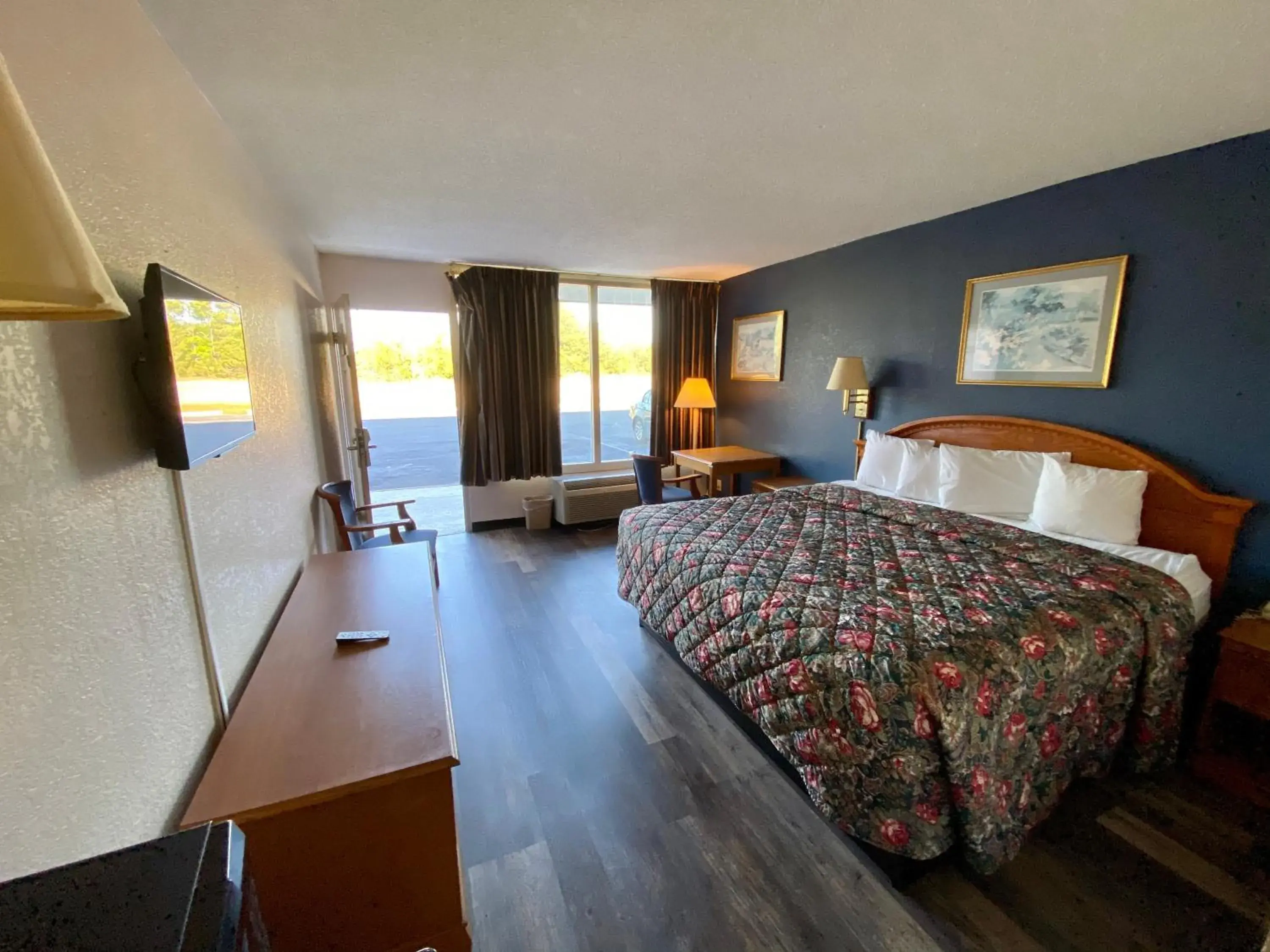 Bedroom, Bed in Motel 6 Marianna, FL Bedroom, Bed in Motel 6 Marianna, FL