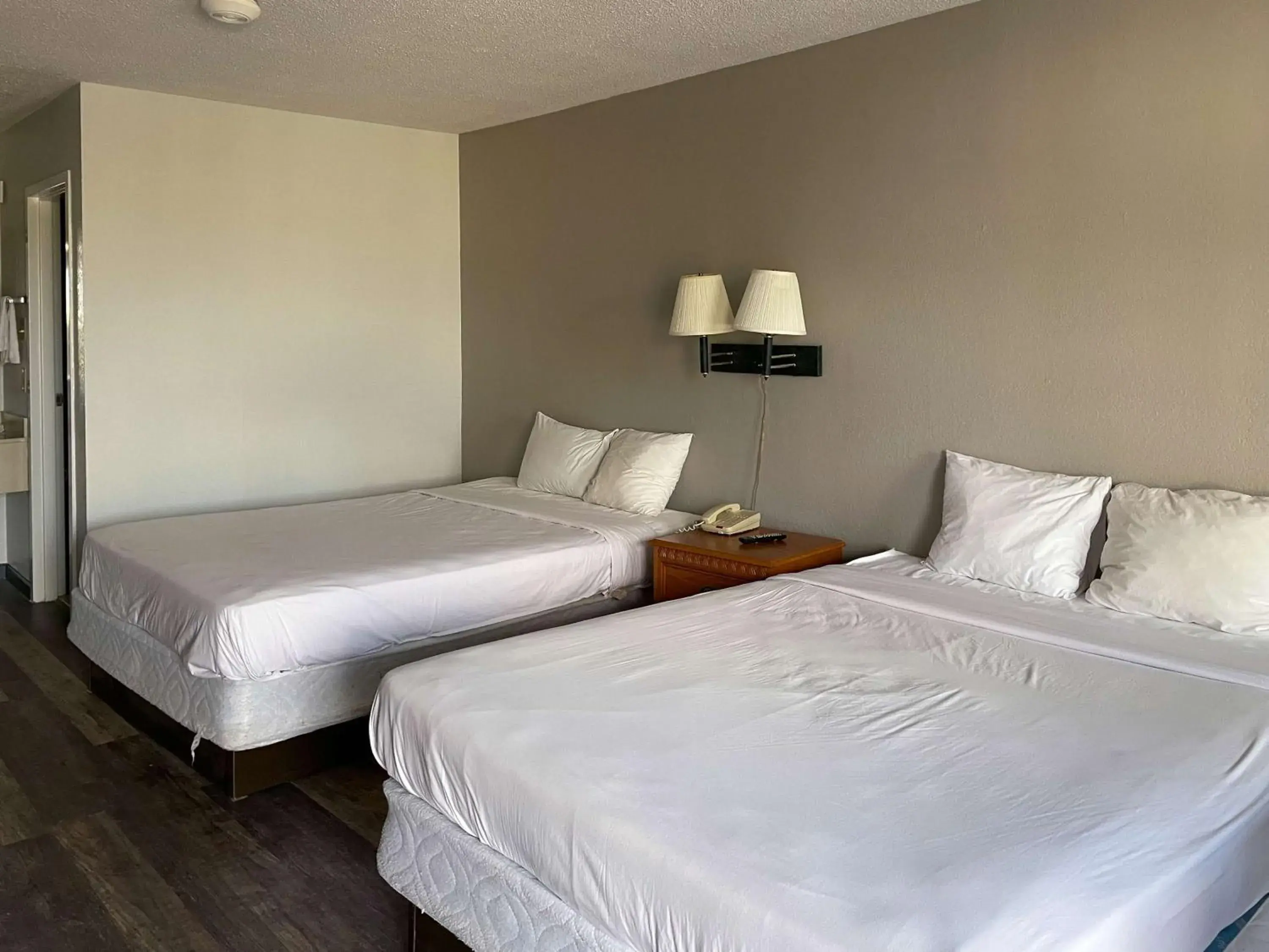 Photo of the whole room, Bed in Motel 6 Marianna, FL Photo of the whole room, Bed in Motel 6 Marianna, FL