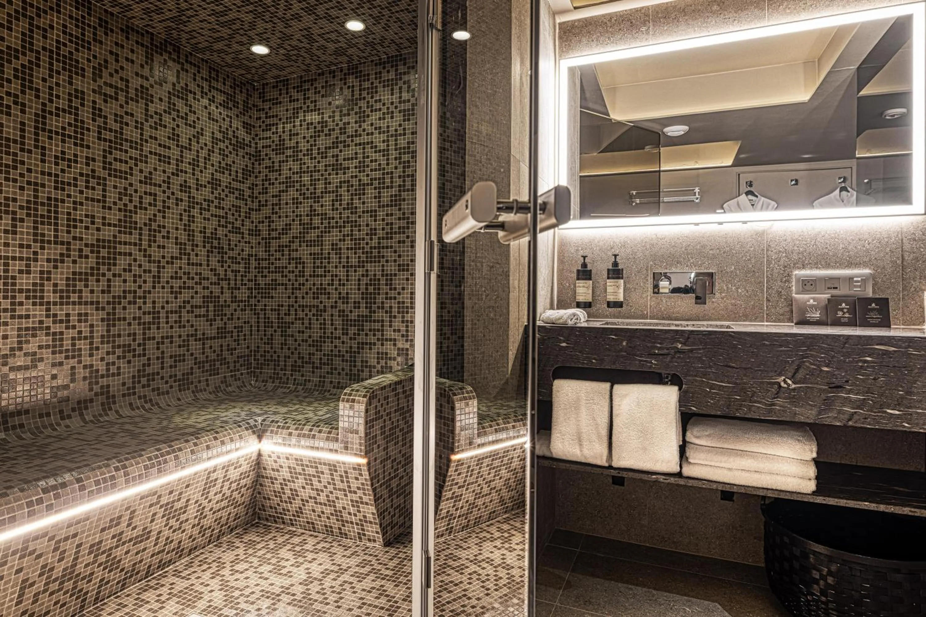 Steam room in B Montmartre