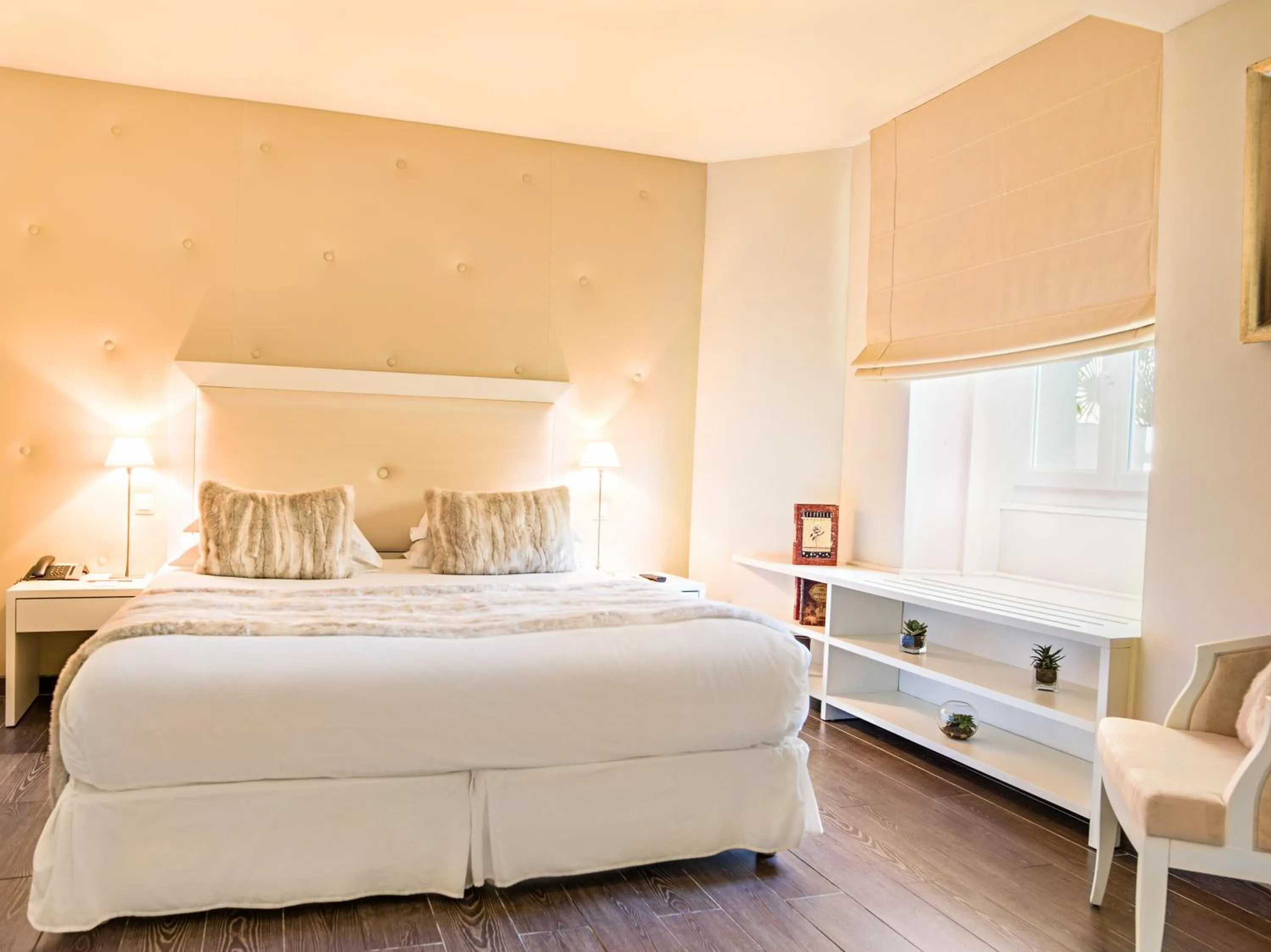 Bathroom, Bed in Hotel Renoir