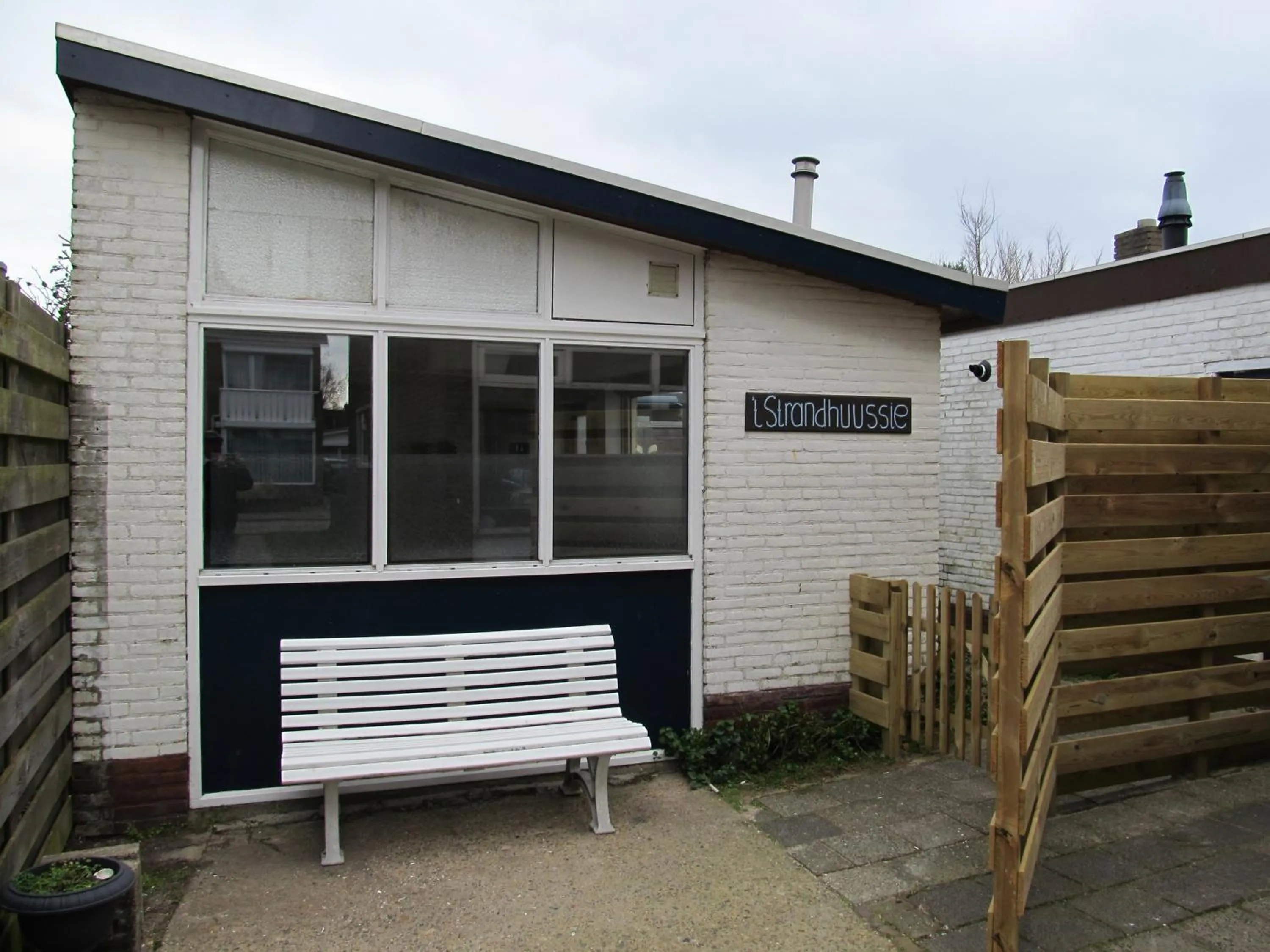 Facade/entrance in Strandhuussie Texel