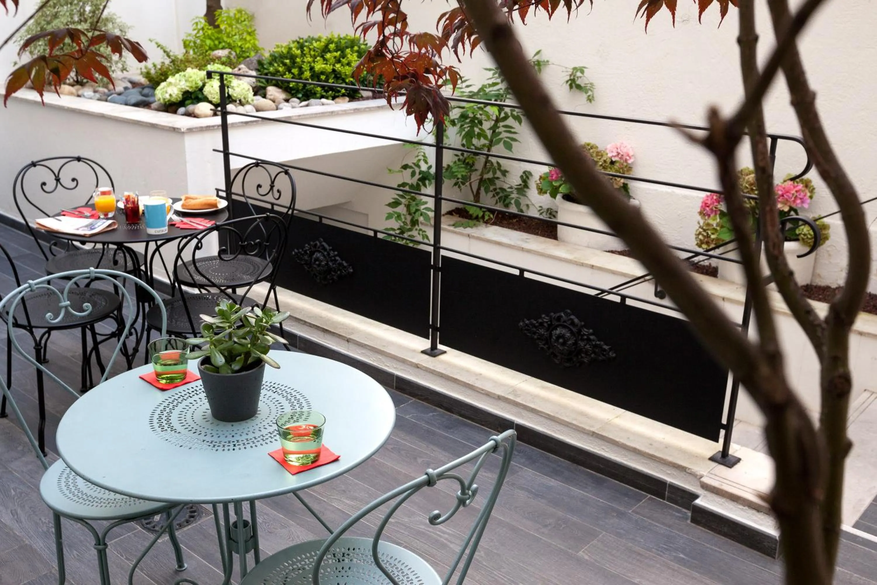 Patio in Hôtel des 3 Poussins