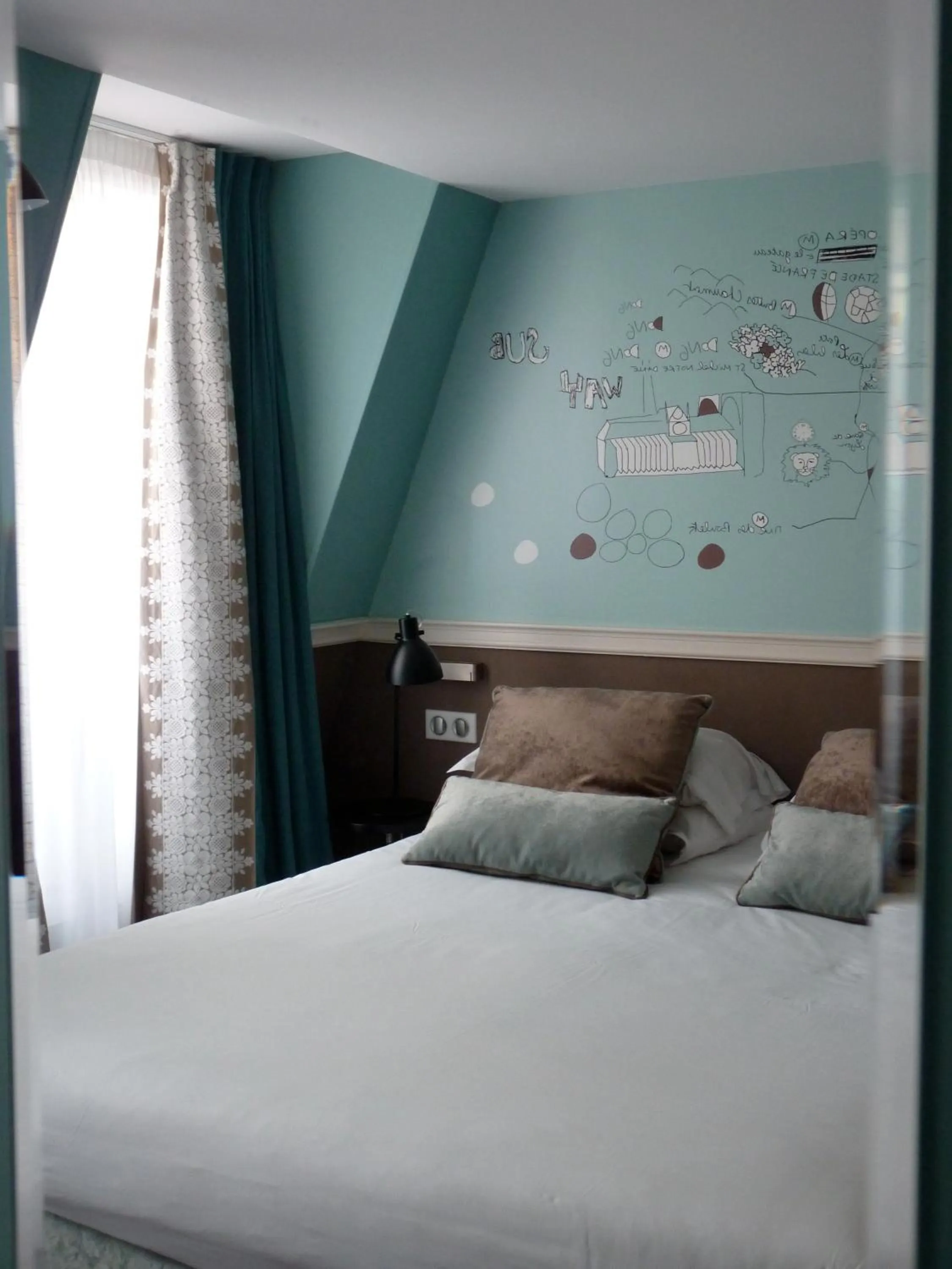 Bed in Hôtel des 3 Poussins