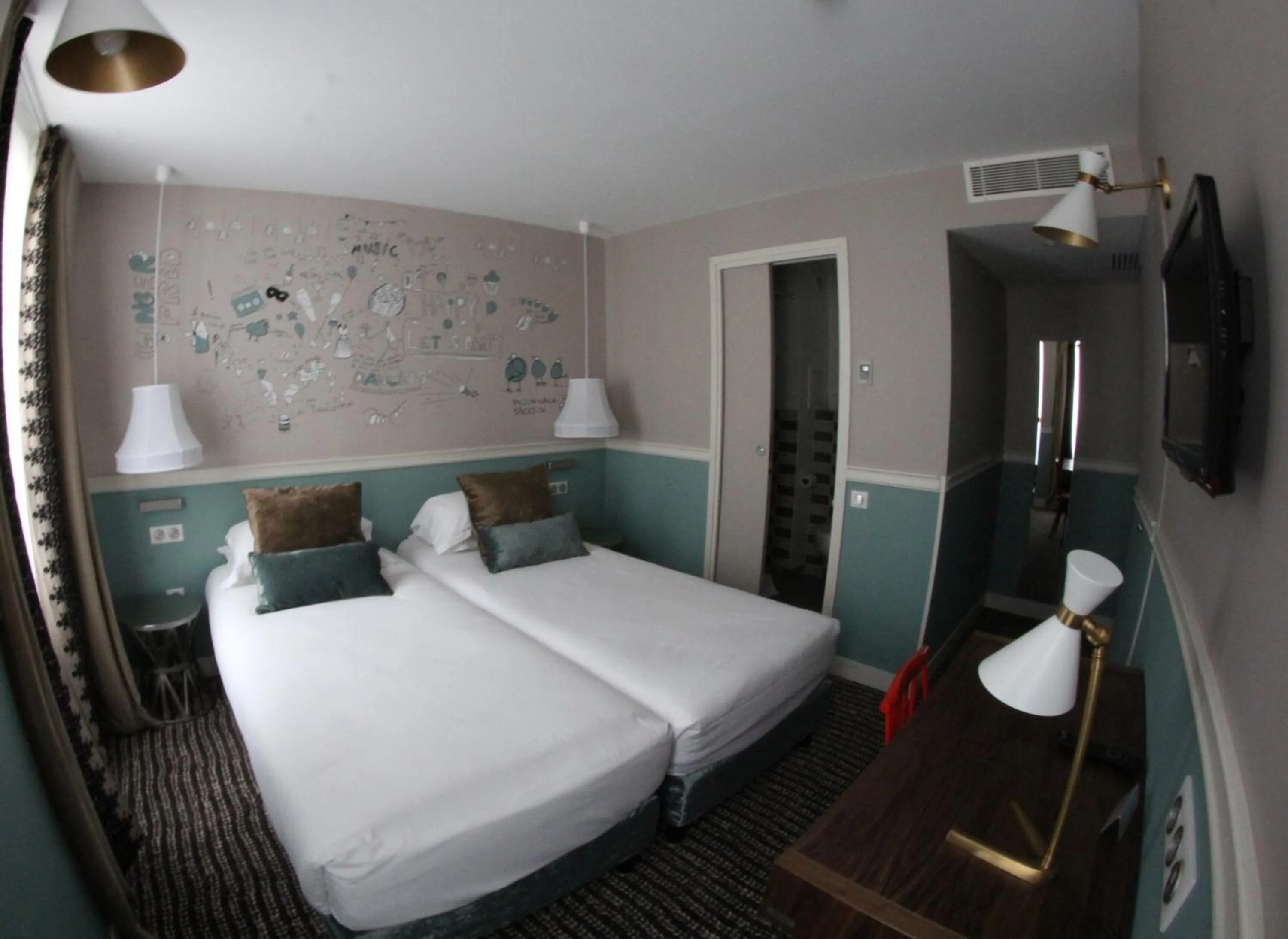 Photo of the whole room, Bed in Hôtel des 3 Poussins