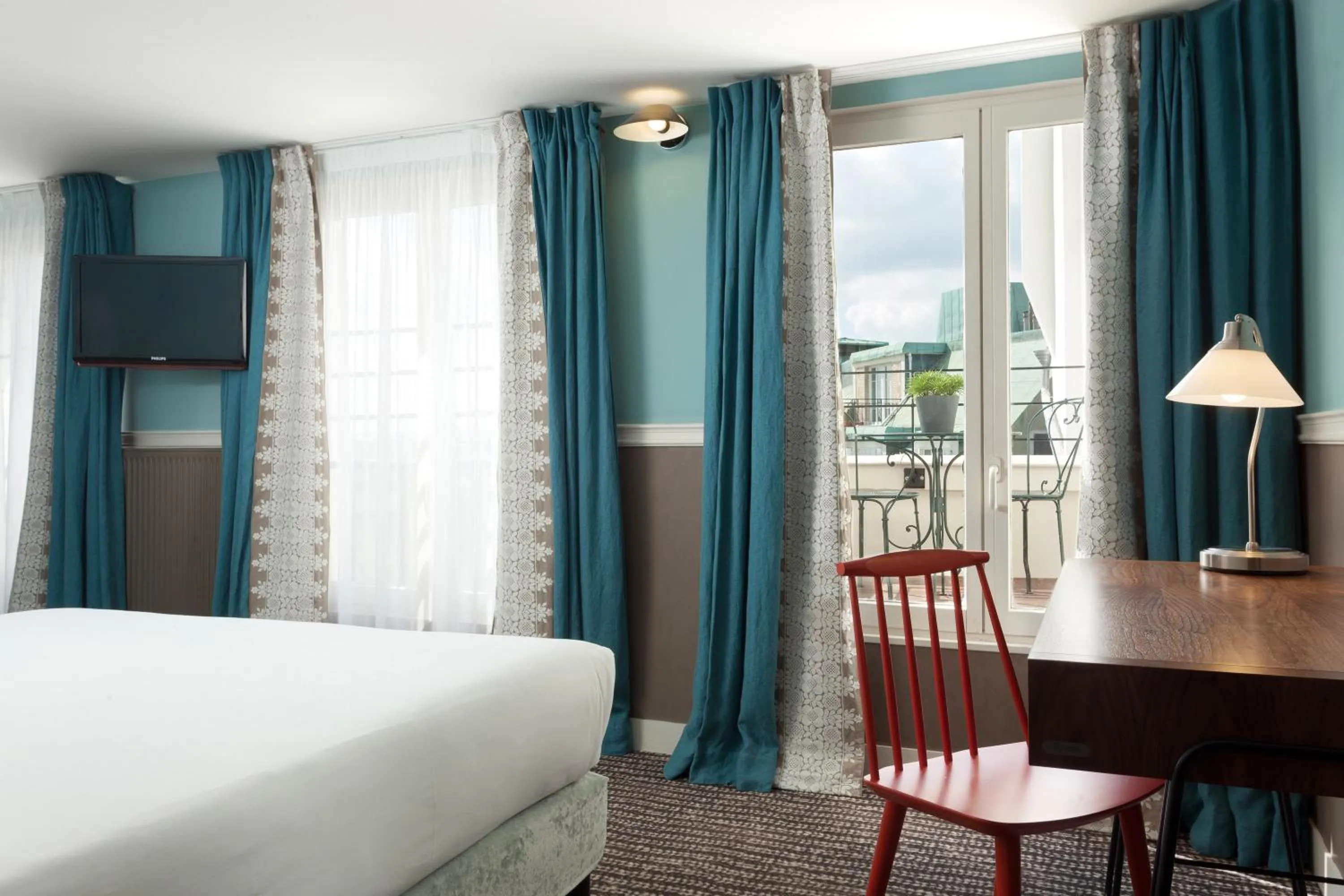 Balcony/Terrace, Bed in Hôtel des 3 Poussins