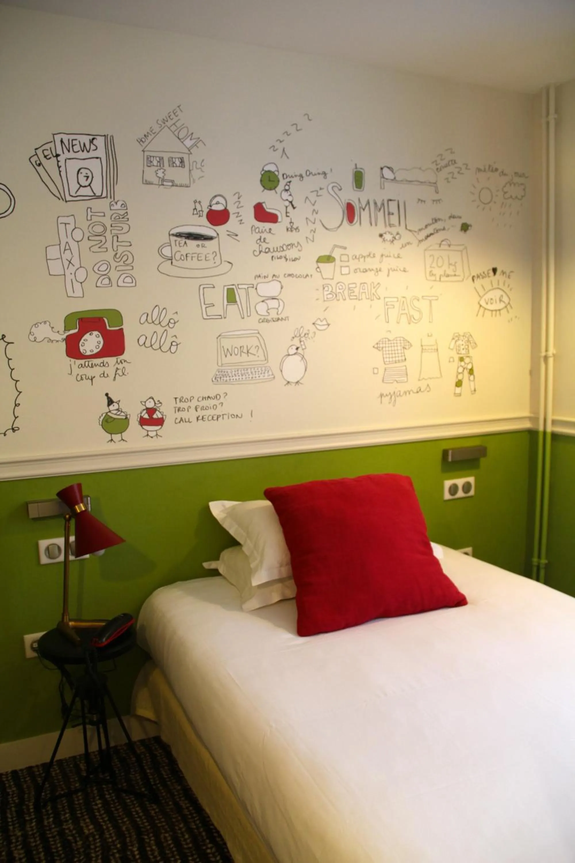 Bed in Hôtel des 3 Poussins