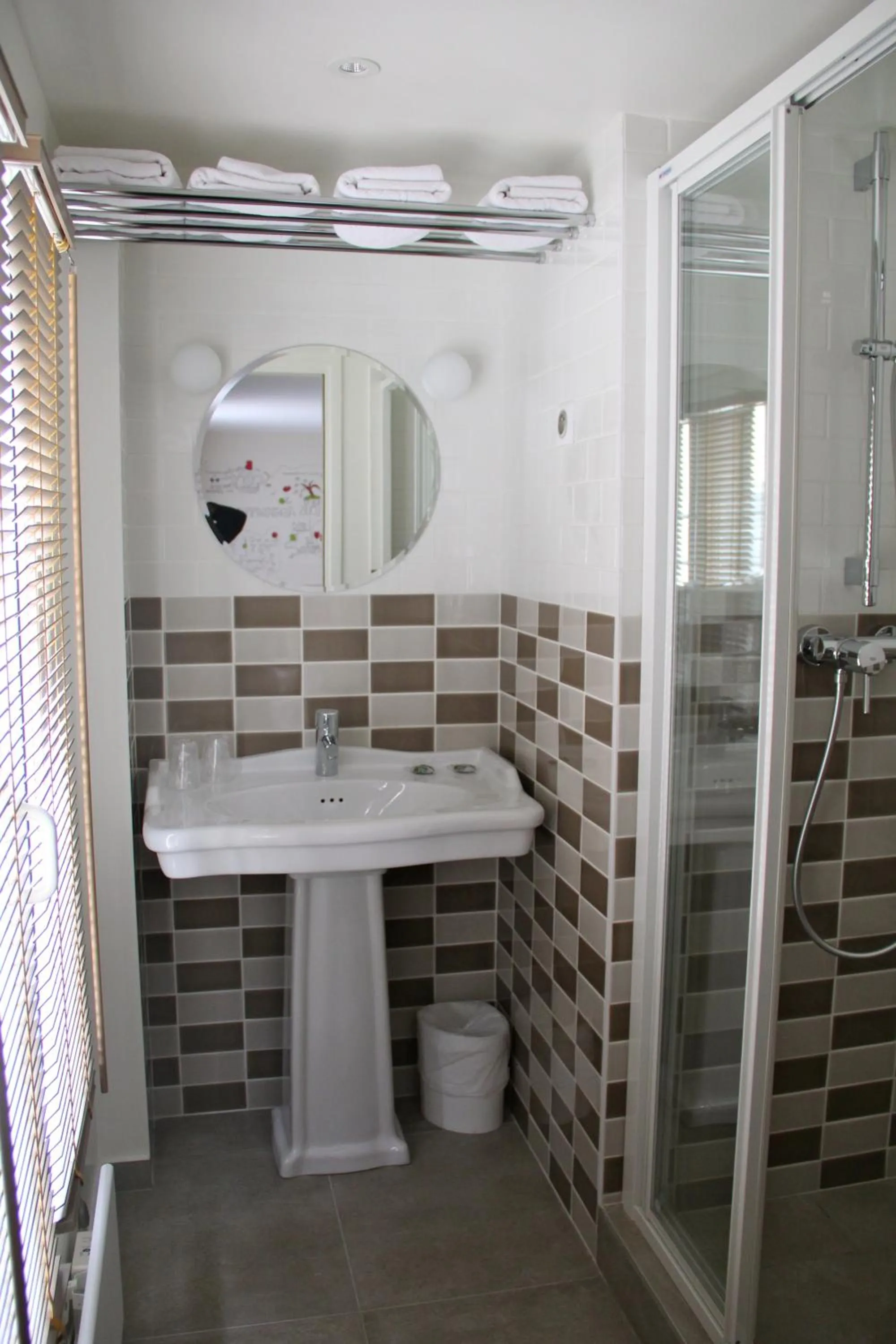 Bathroom in Hôtel des 3 Poussins