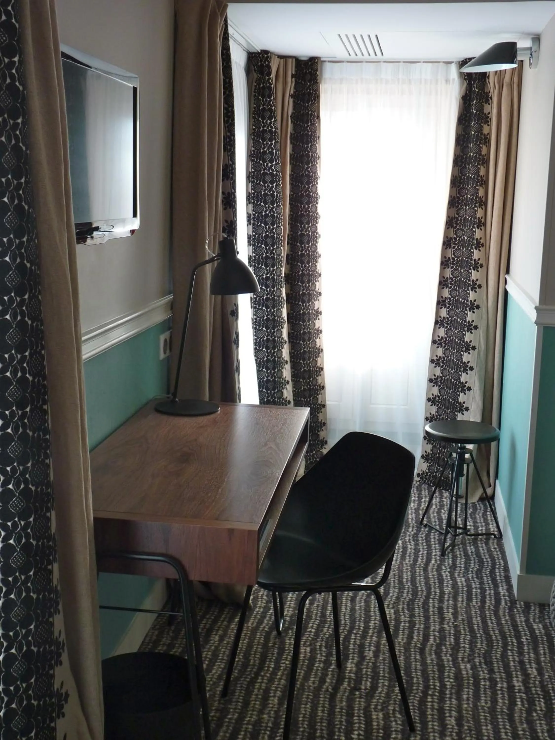 Seating area, Bed in Hôtel des 3 Poussins