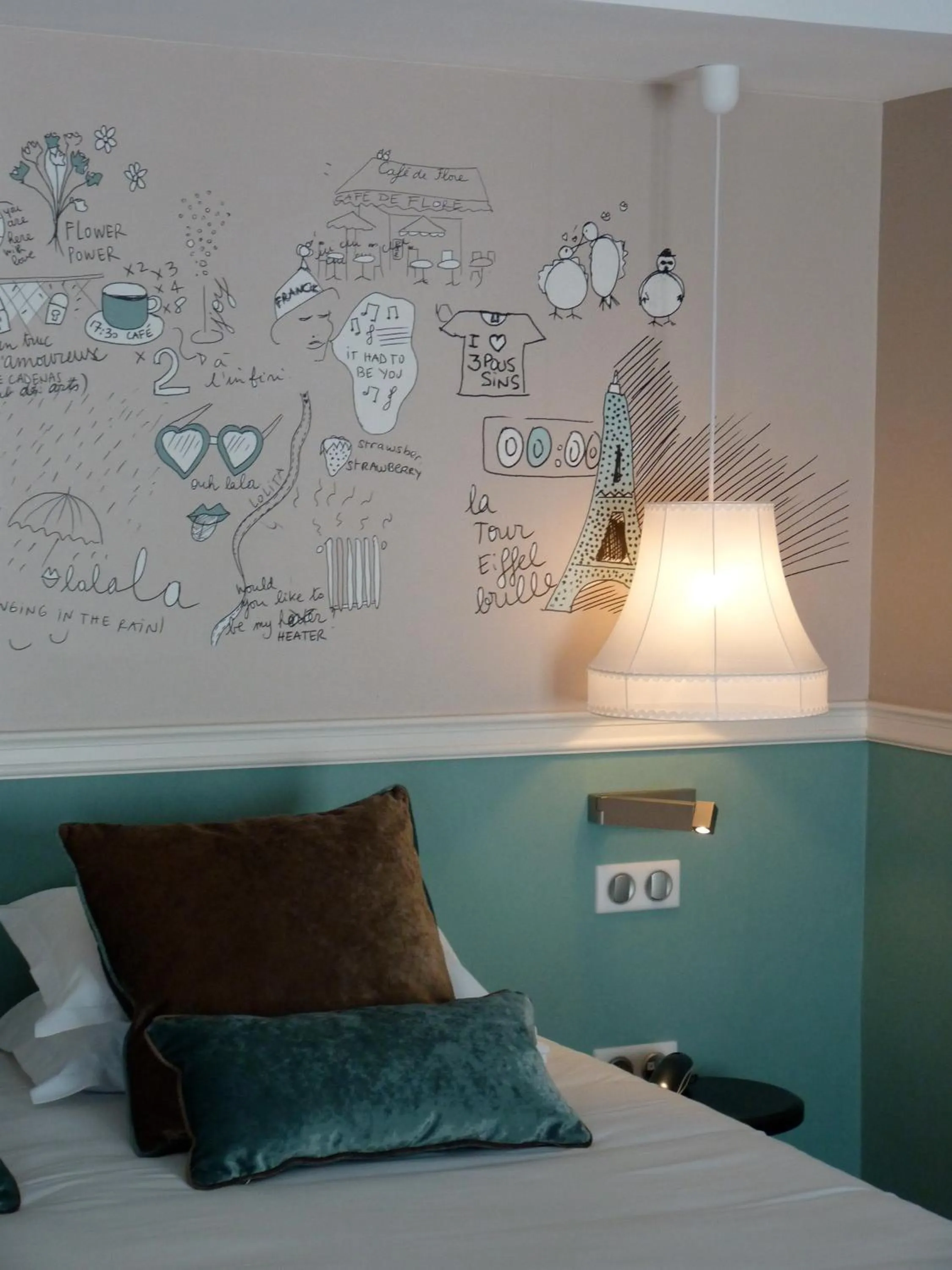 Bed in Hôtel des 3 Poussins