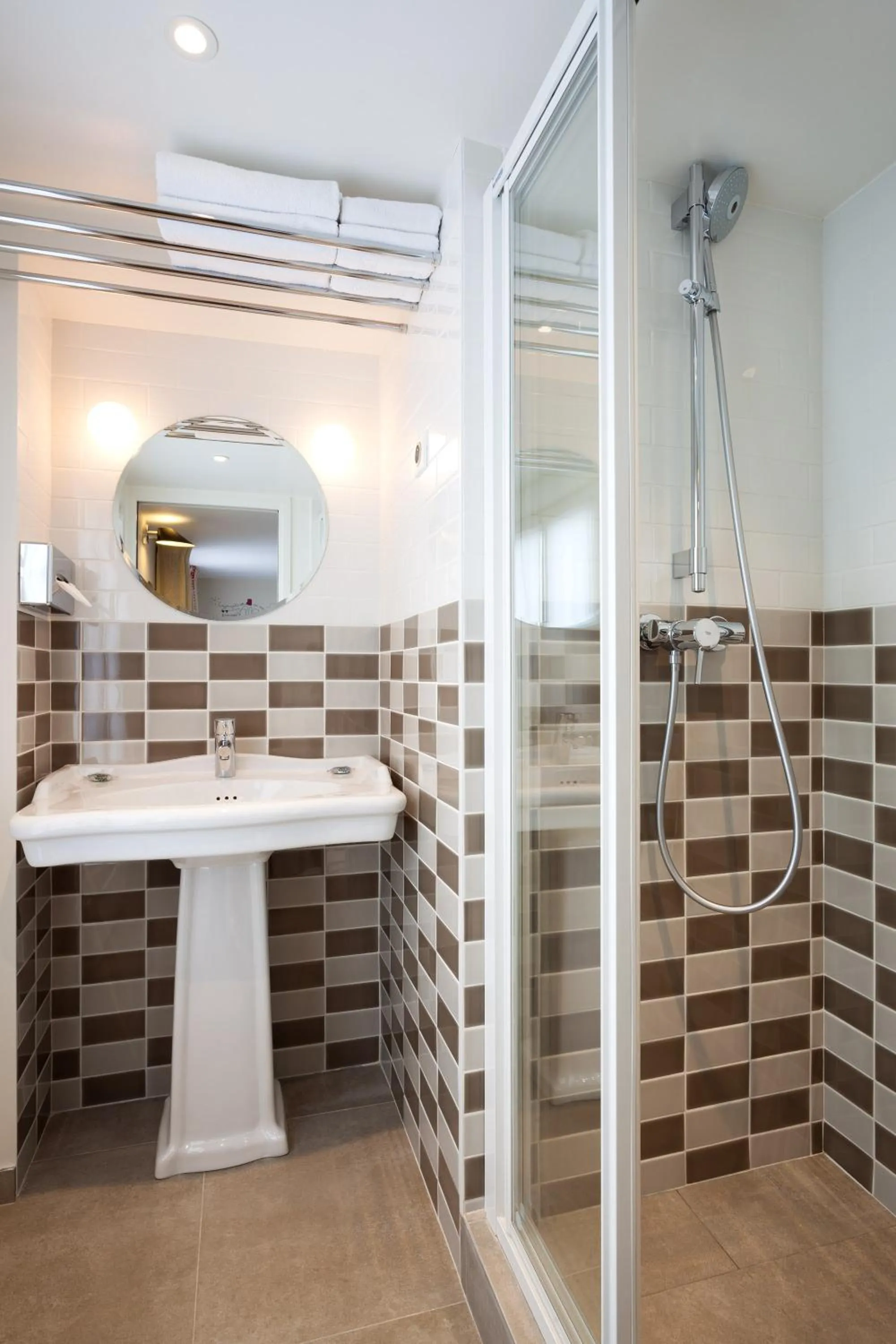 Bathroom in Hôtel des 3 Poussins