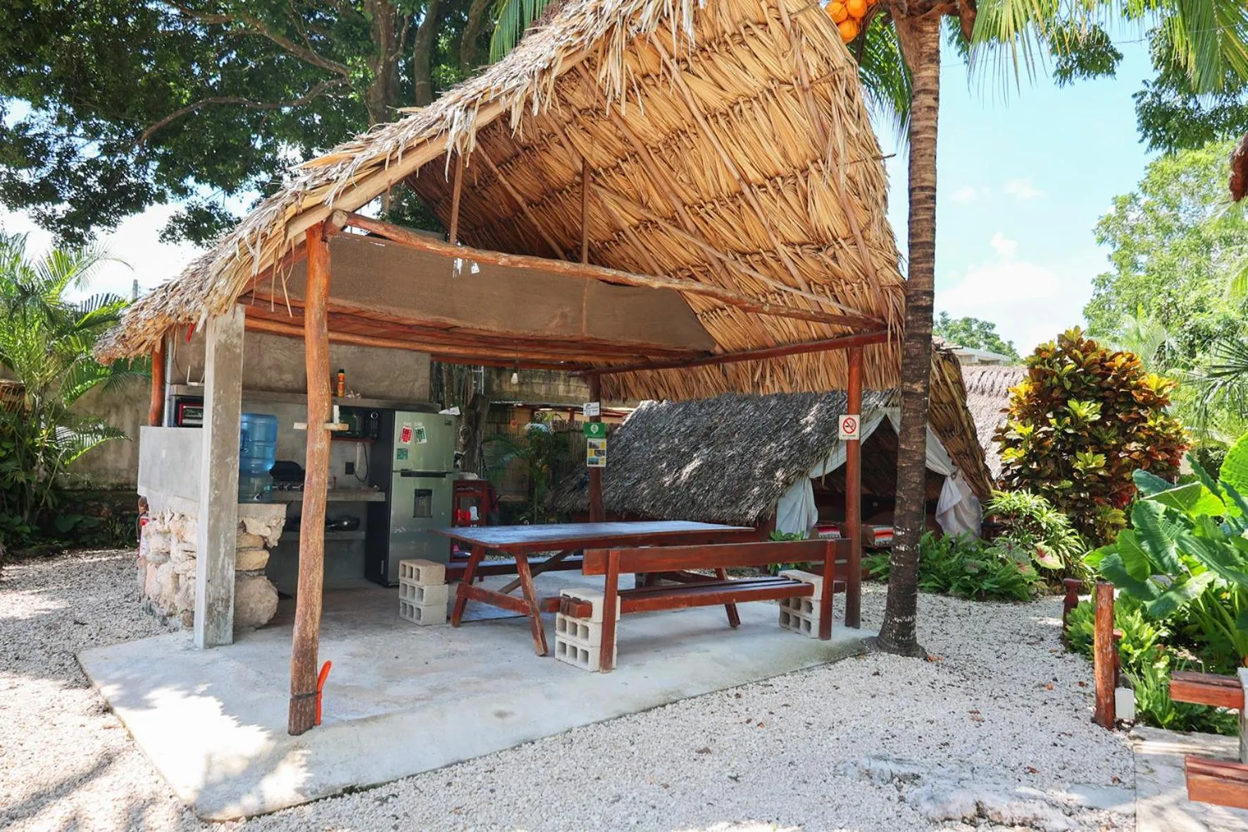 Kitchen or kitchenette in El Búho Bacalar Eco-Cabañas Hostal