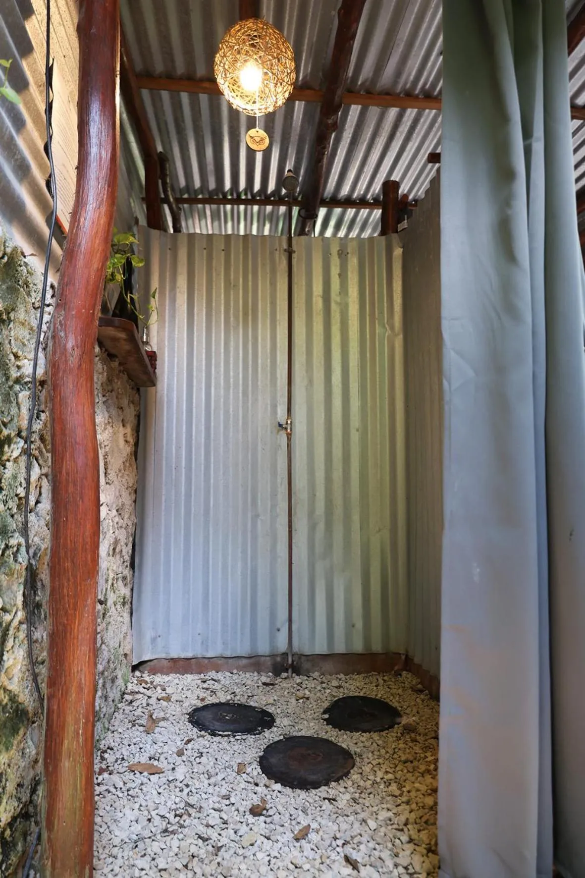 Shower in El Búho Bacalar Eco-Cabañas Hostal