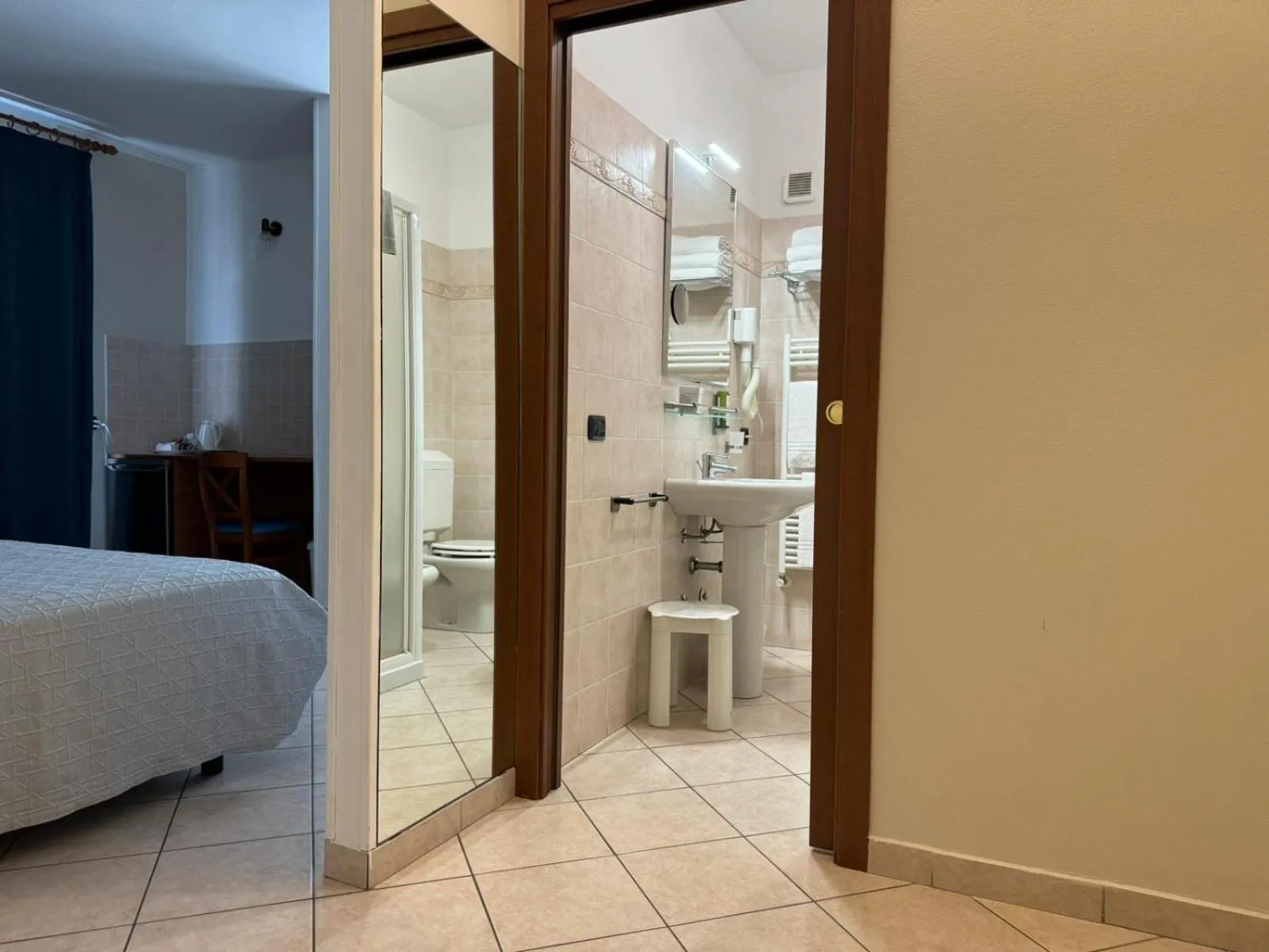 Bathroom, Bed in Alessio Camere