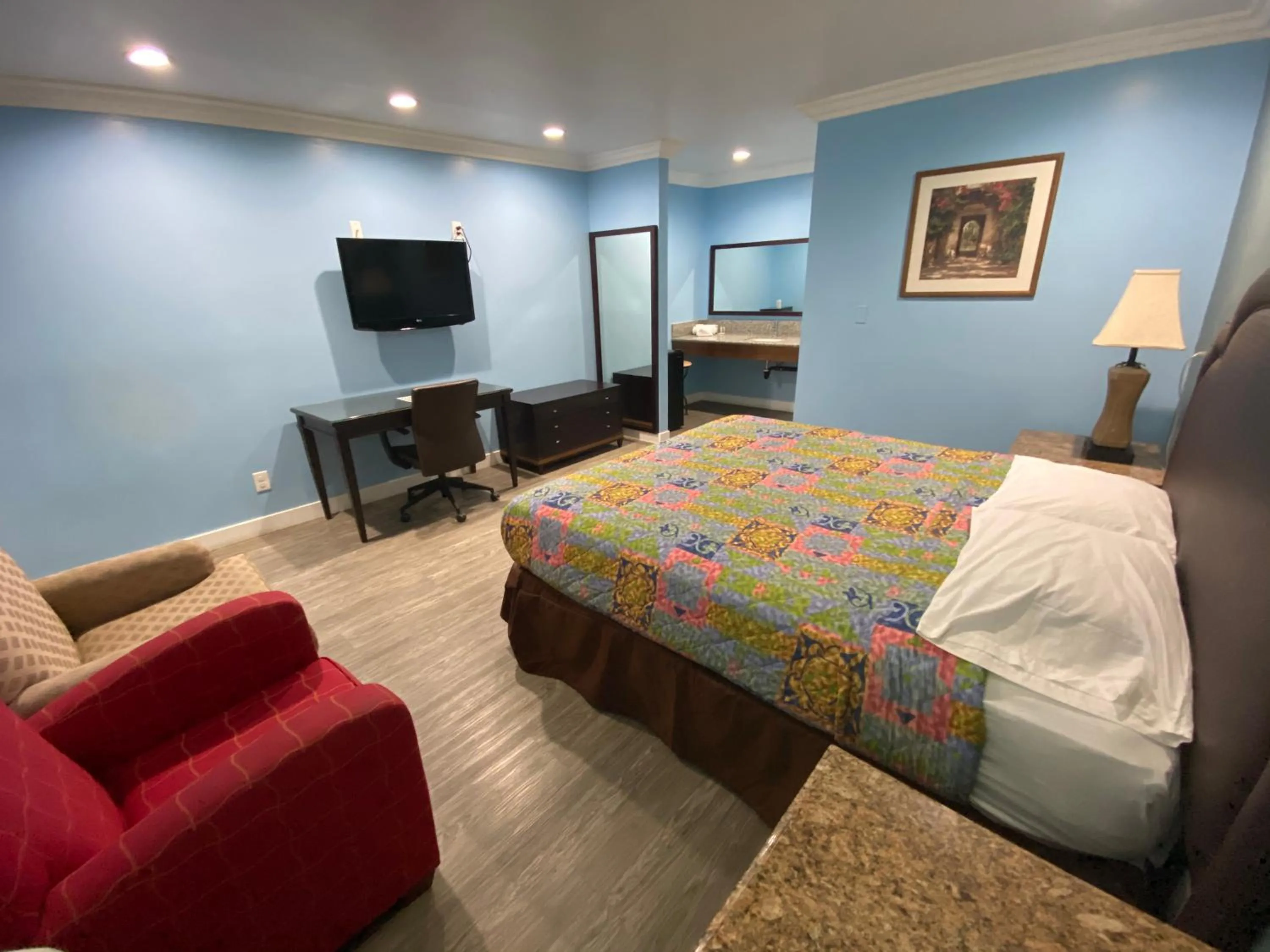 Photo of the whole room, Bed in Redondo Beach Motel - LAX