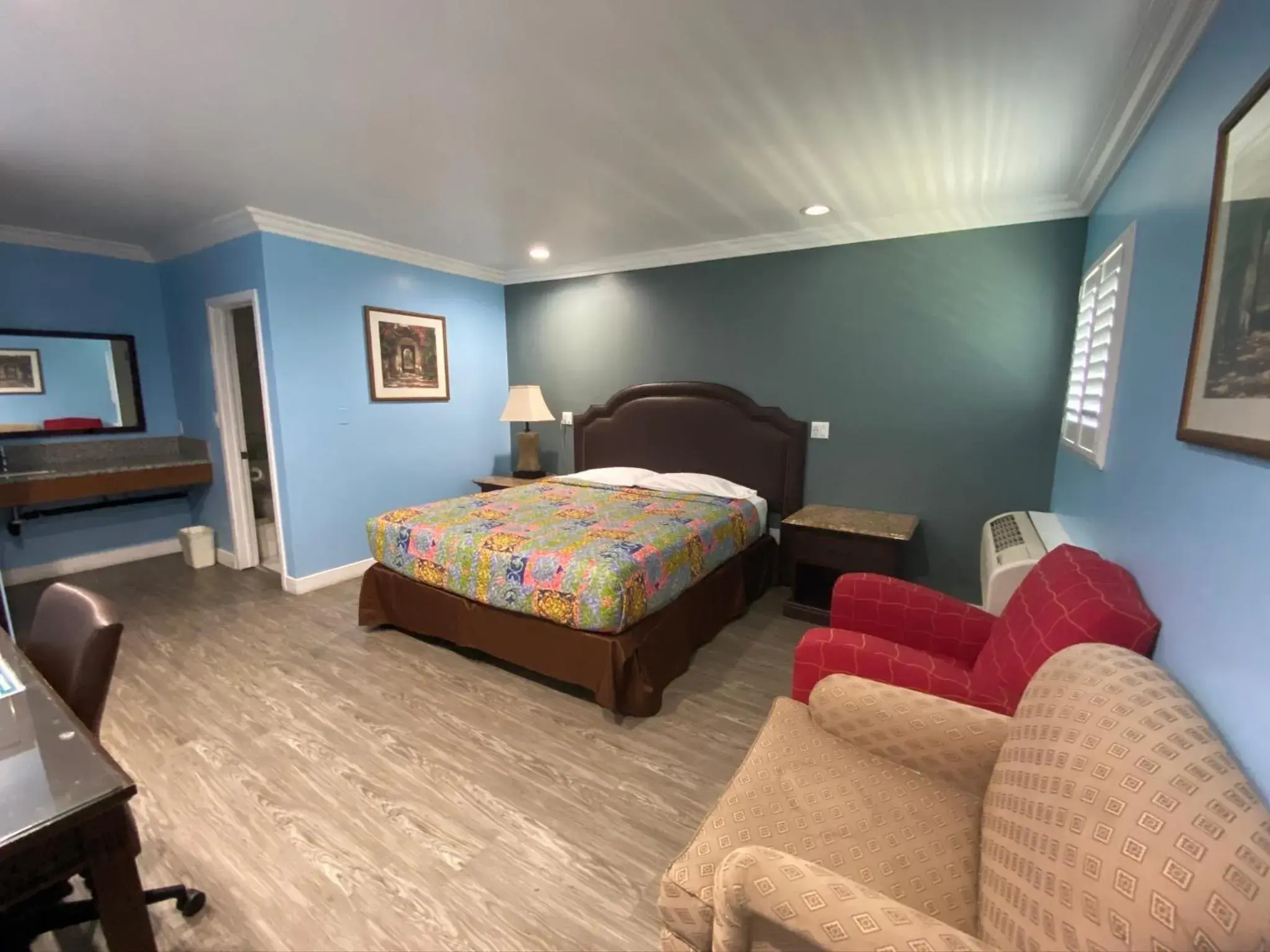 Bed in Redondo Beach Motel - LAX Bed in Redondo Beach Motel - LAX