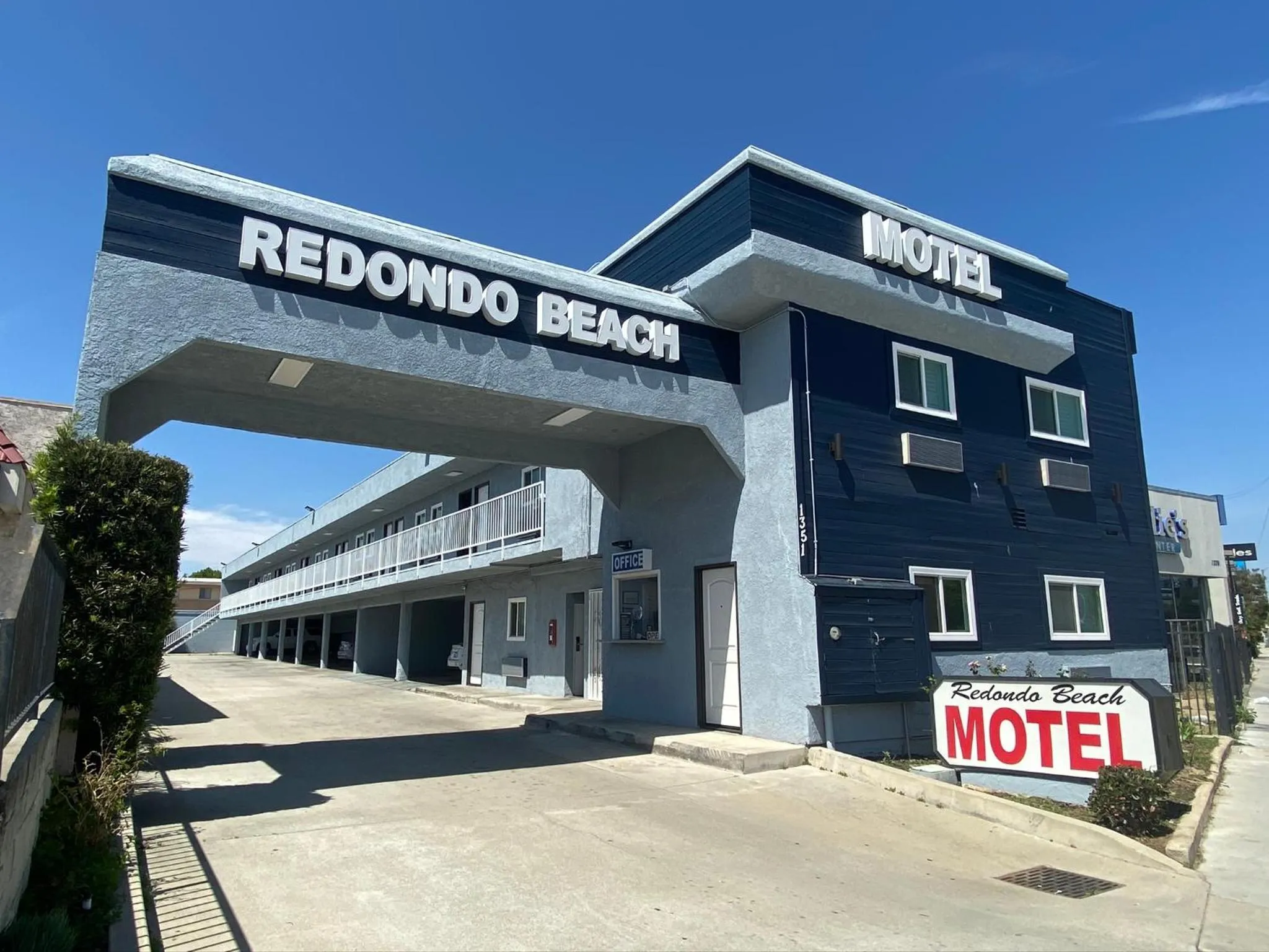 Facade/entrance in Redondo Beach Motel - LAX