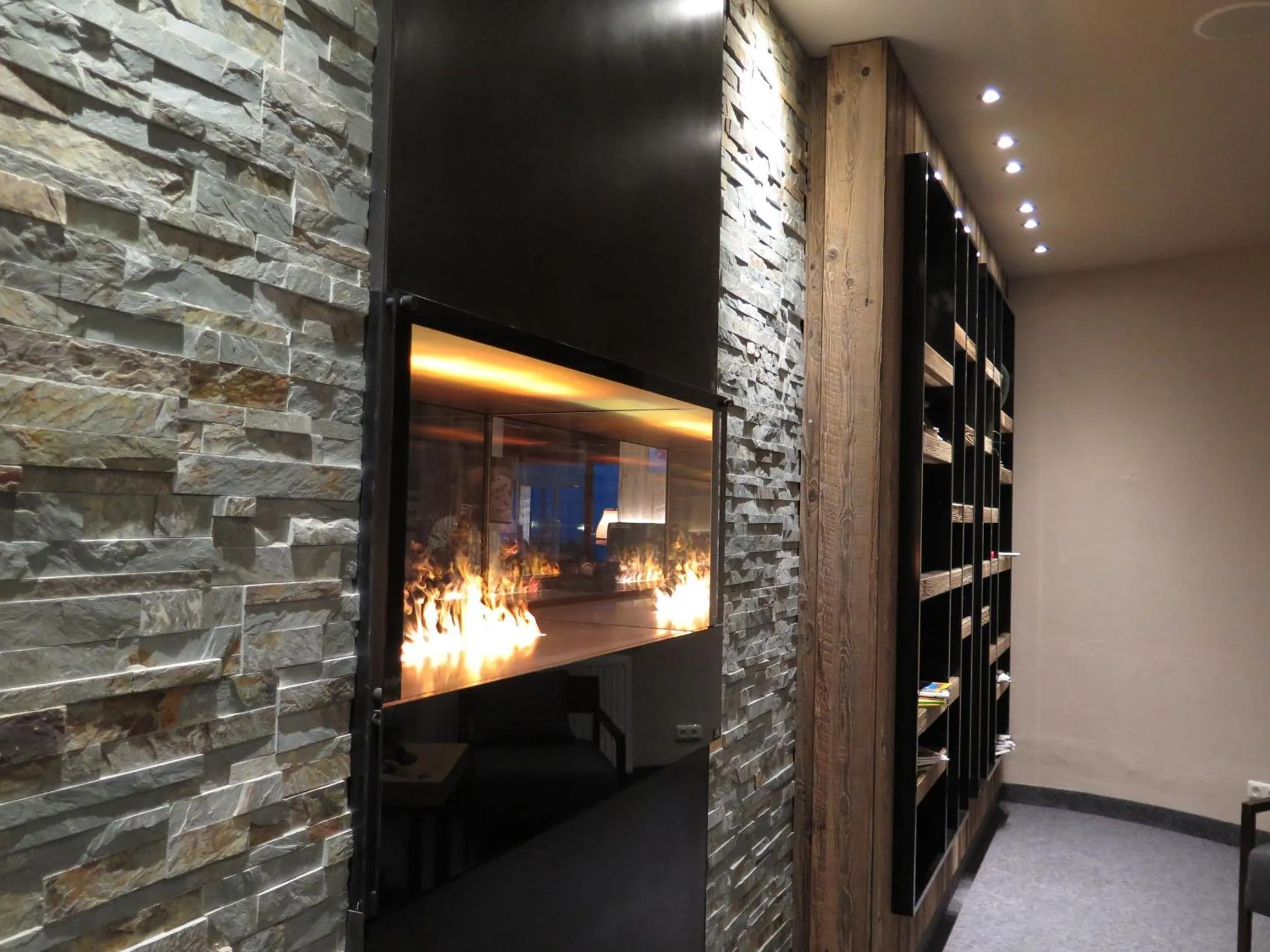 Library in Alpenhotel Laurin