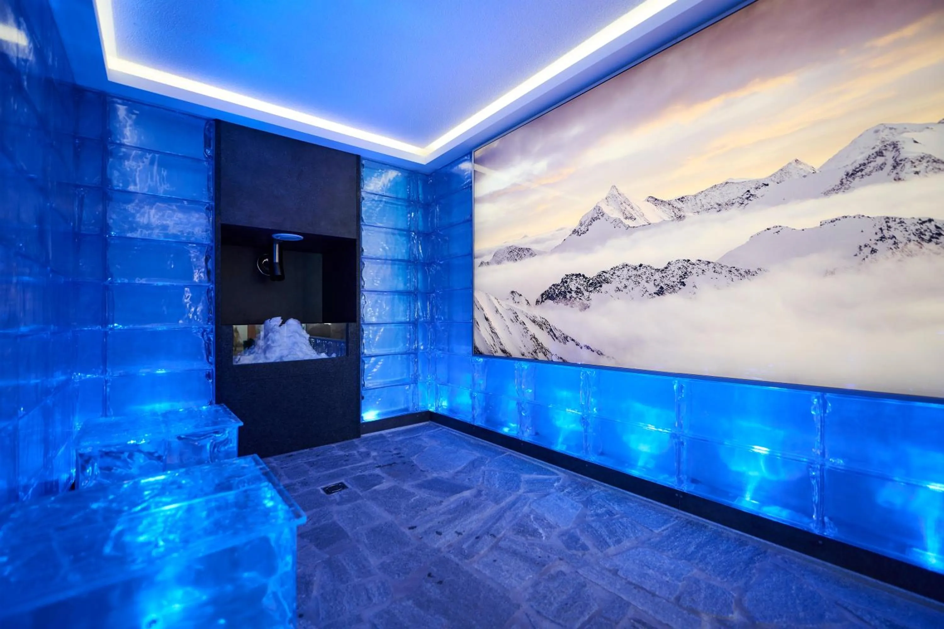 Swimming pool in Alpenhotel Laurin