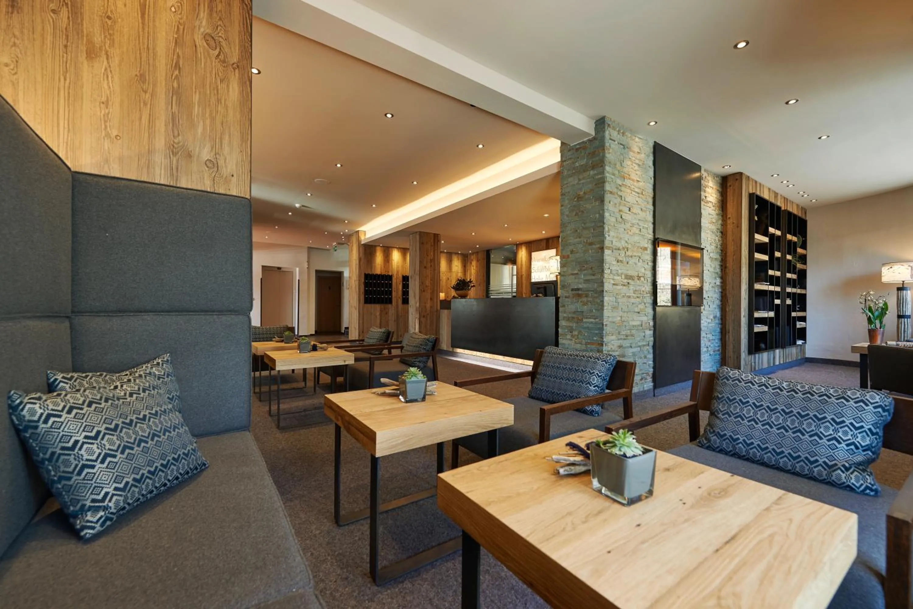 Seating area in Alpenhotel Laurin