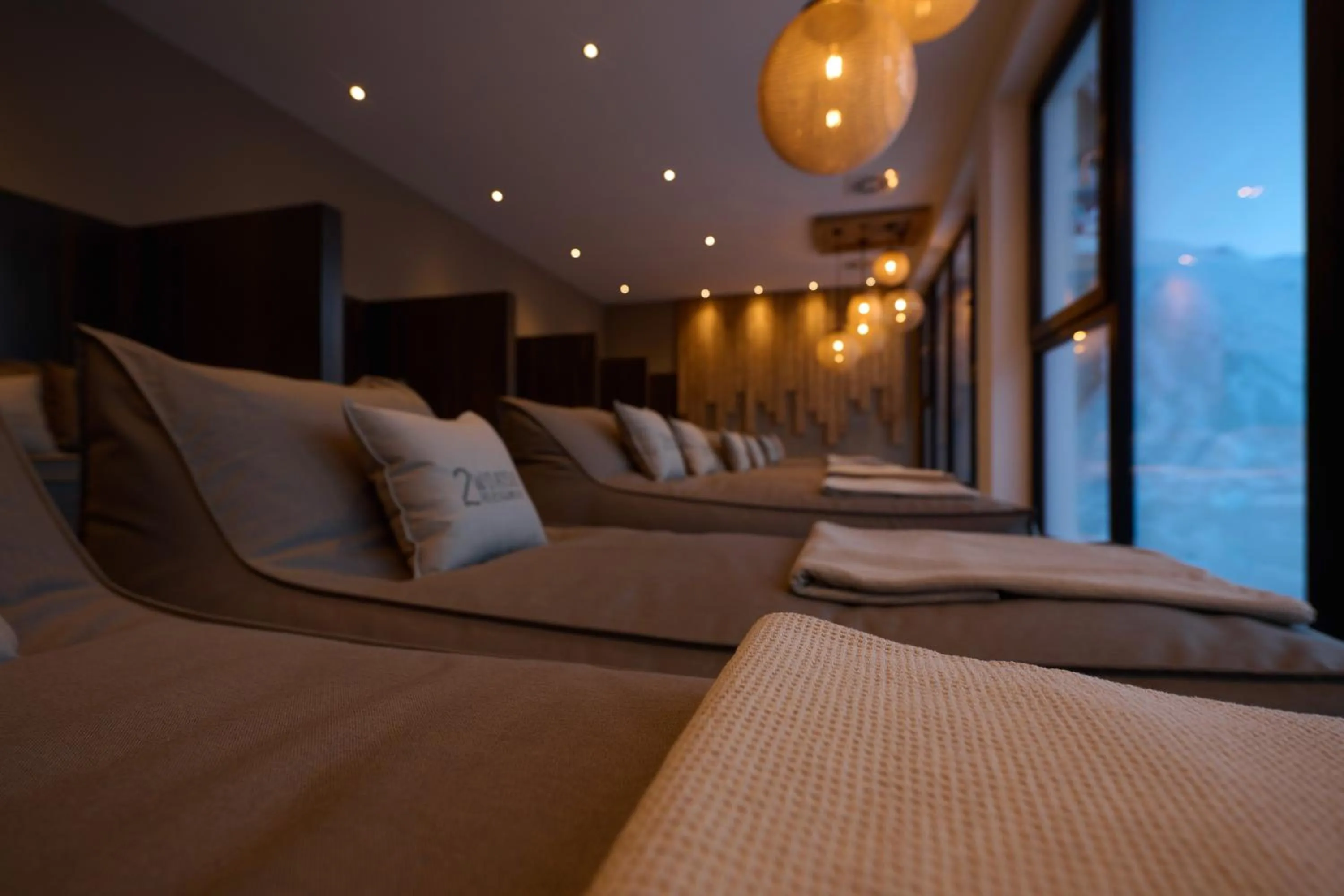 Swimming pool, Bed in Alpenhotel Laurin