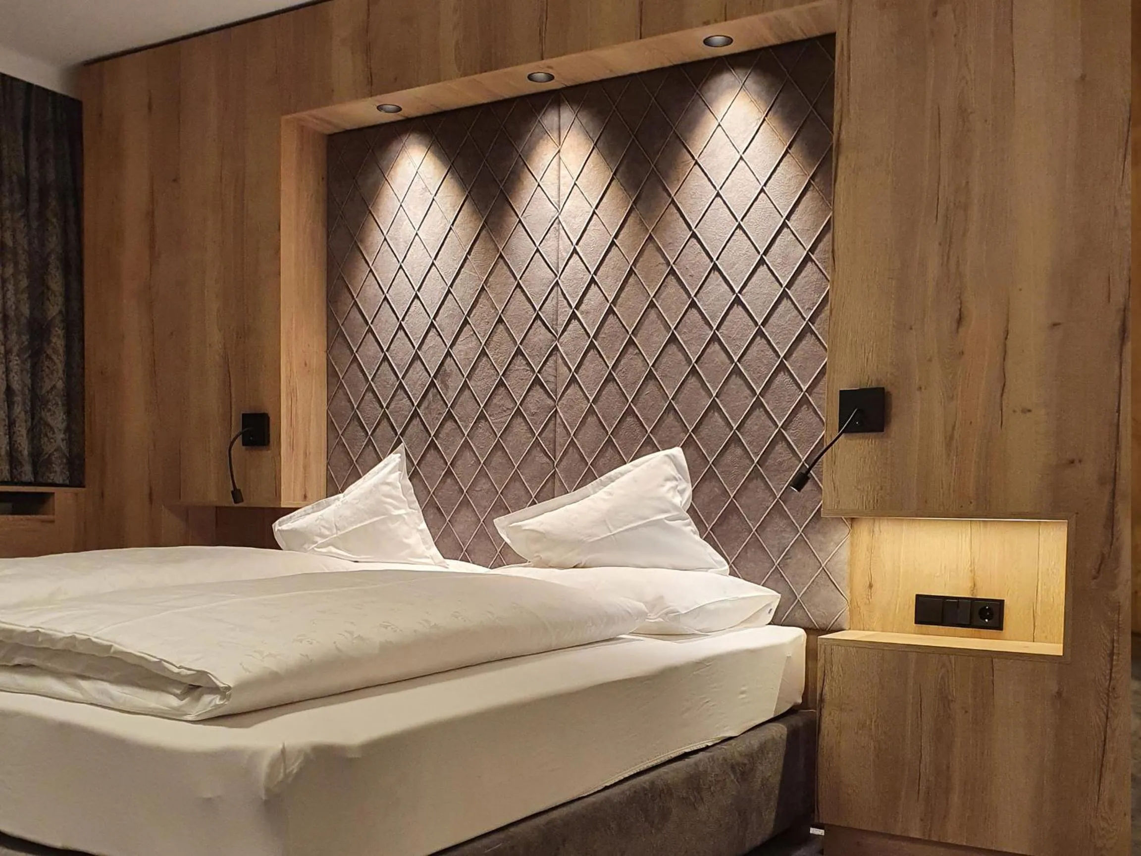 Bedroom, Bed in Alpenhotel Laurin