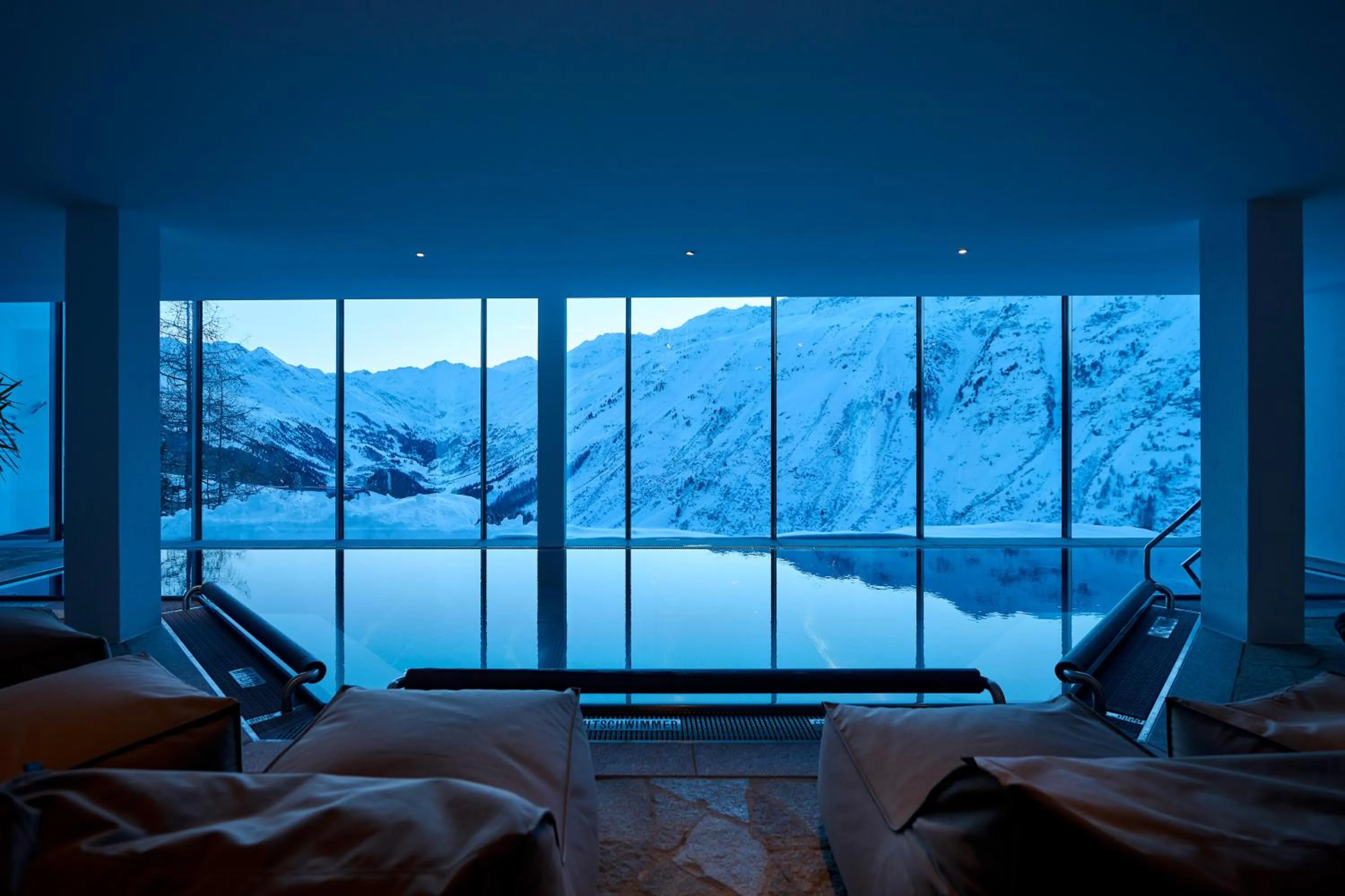 Swimming pool, Bed in Alpenhotel Laurin