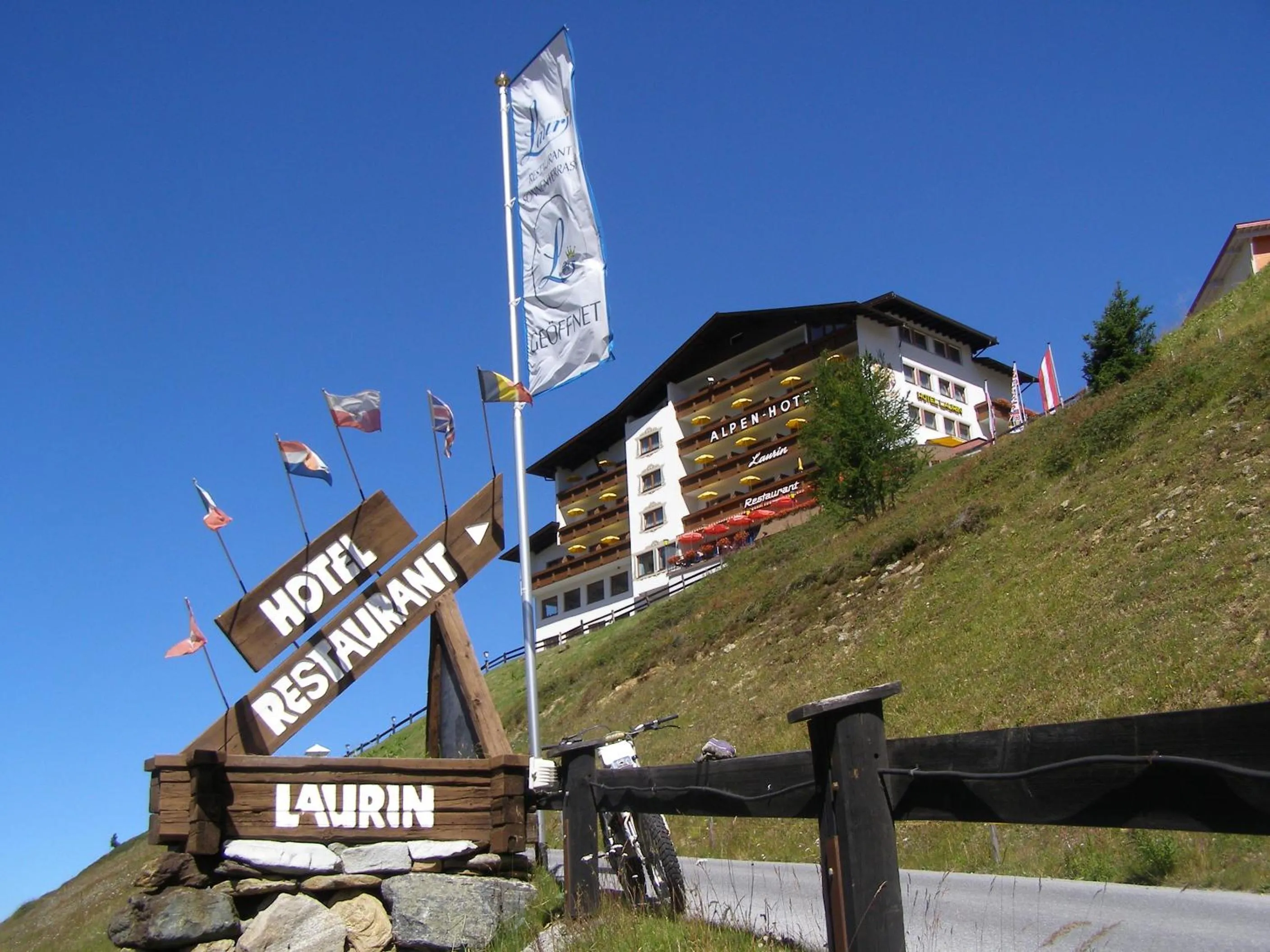 Facade/entrance in Alpenhotel Laurin